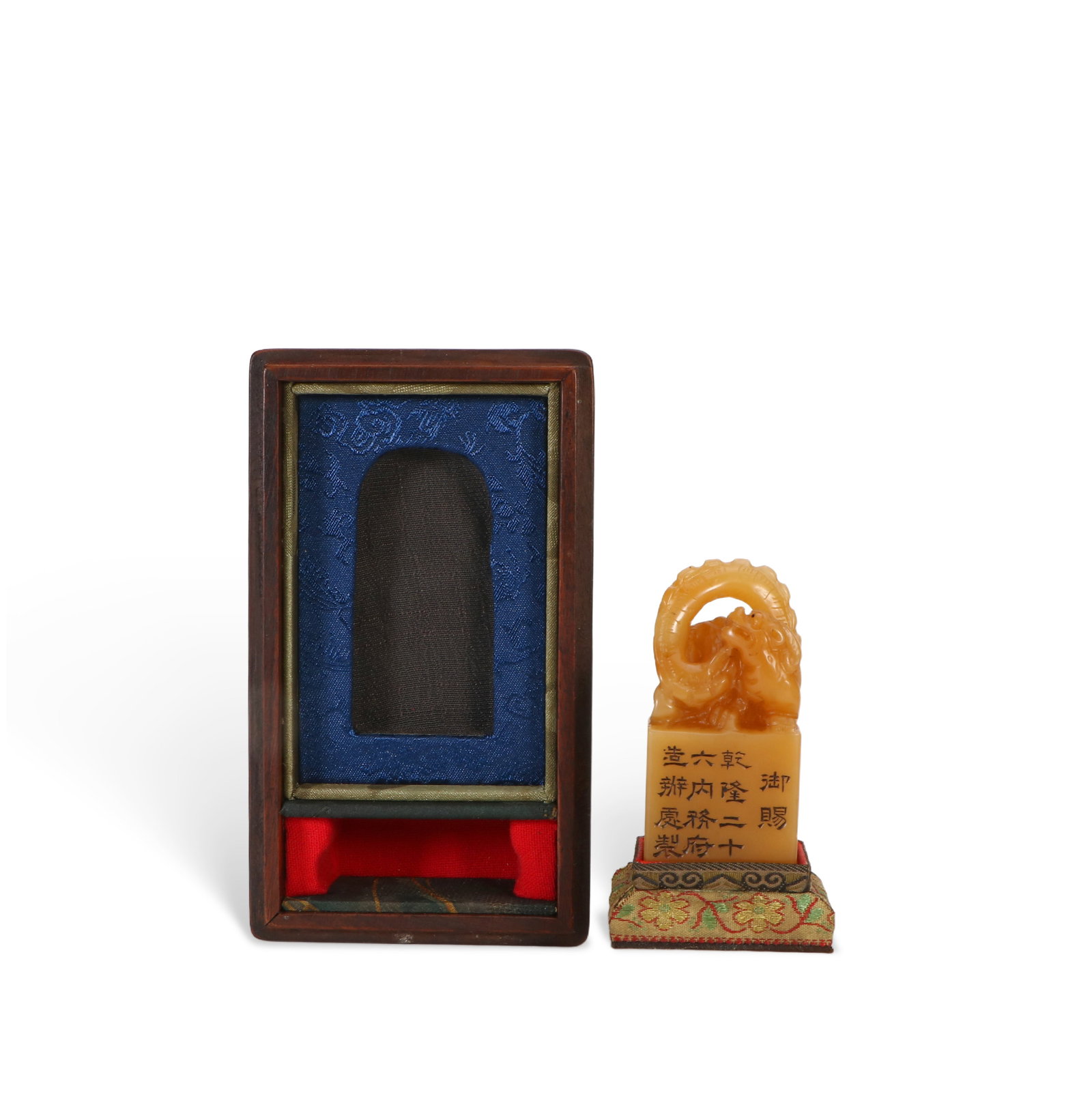 A Shoushan stone seal: Paired with an exquisite box, 6.8 cm high, 3.2 cm wide, 2.1 cm thick