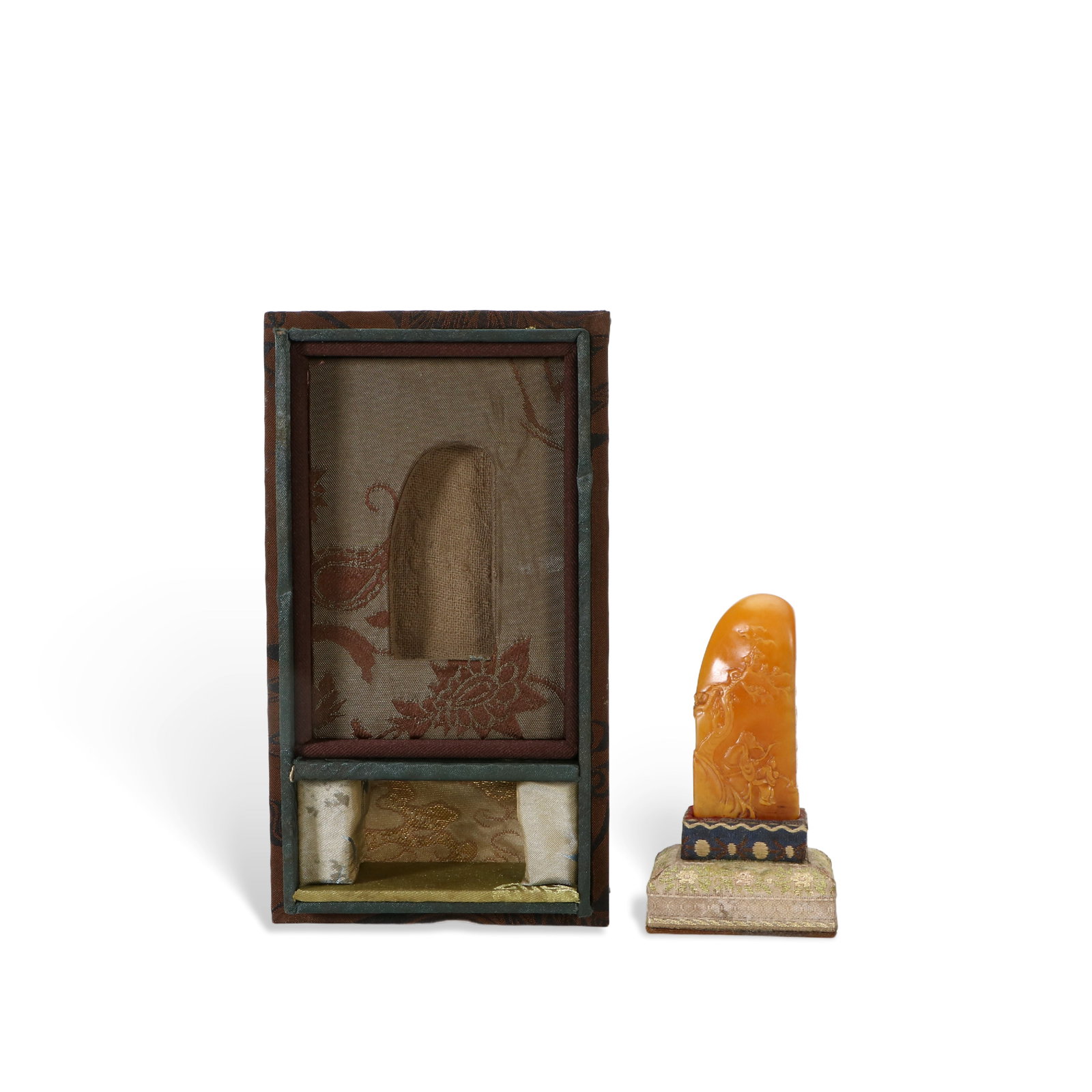 A Shoushan stone seal: Paired with an exquisite box, 5.6 cm high, 2.6 cm wide, 0.8 cm thick