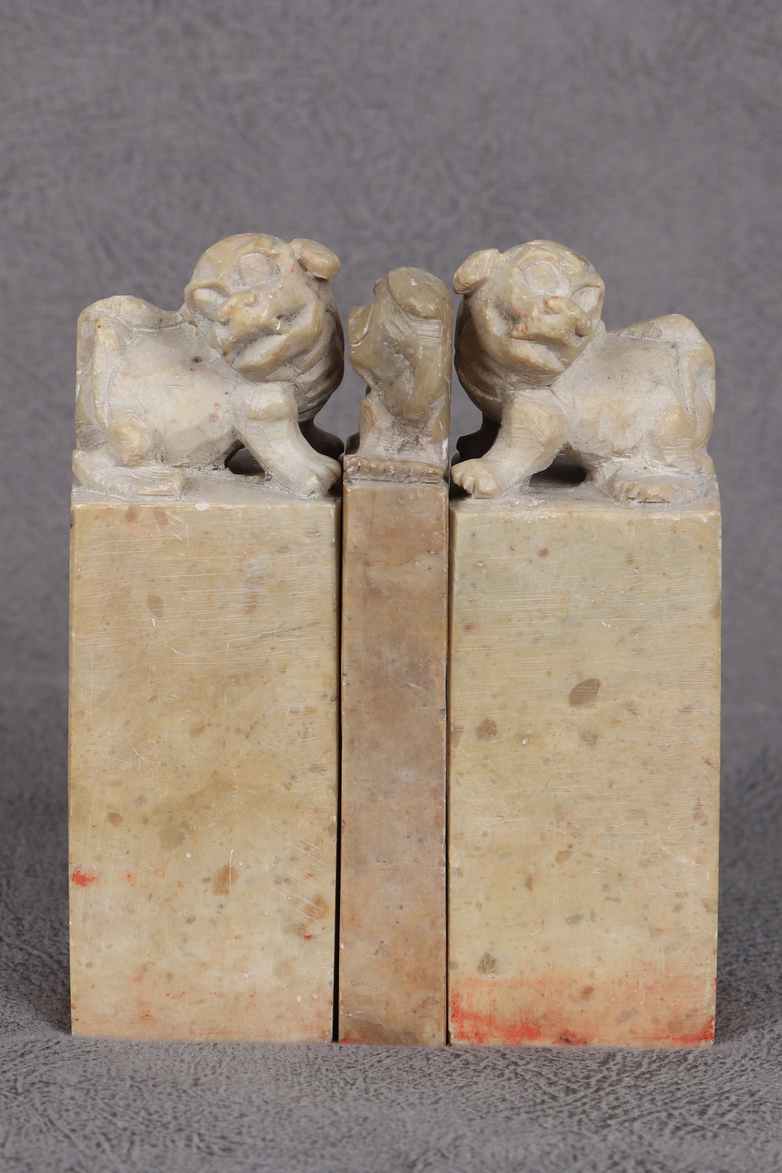 A Set of Stone Carved Seals: A set of stone carved seals with lions carved on them and text engraved on the side of the seals. H: 9.3cm L: 3.1cm W: 3.1cm X2, H: 9.1cm L: 3.1cm W: 1.2cm