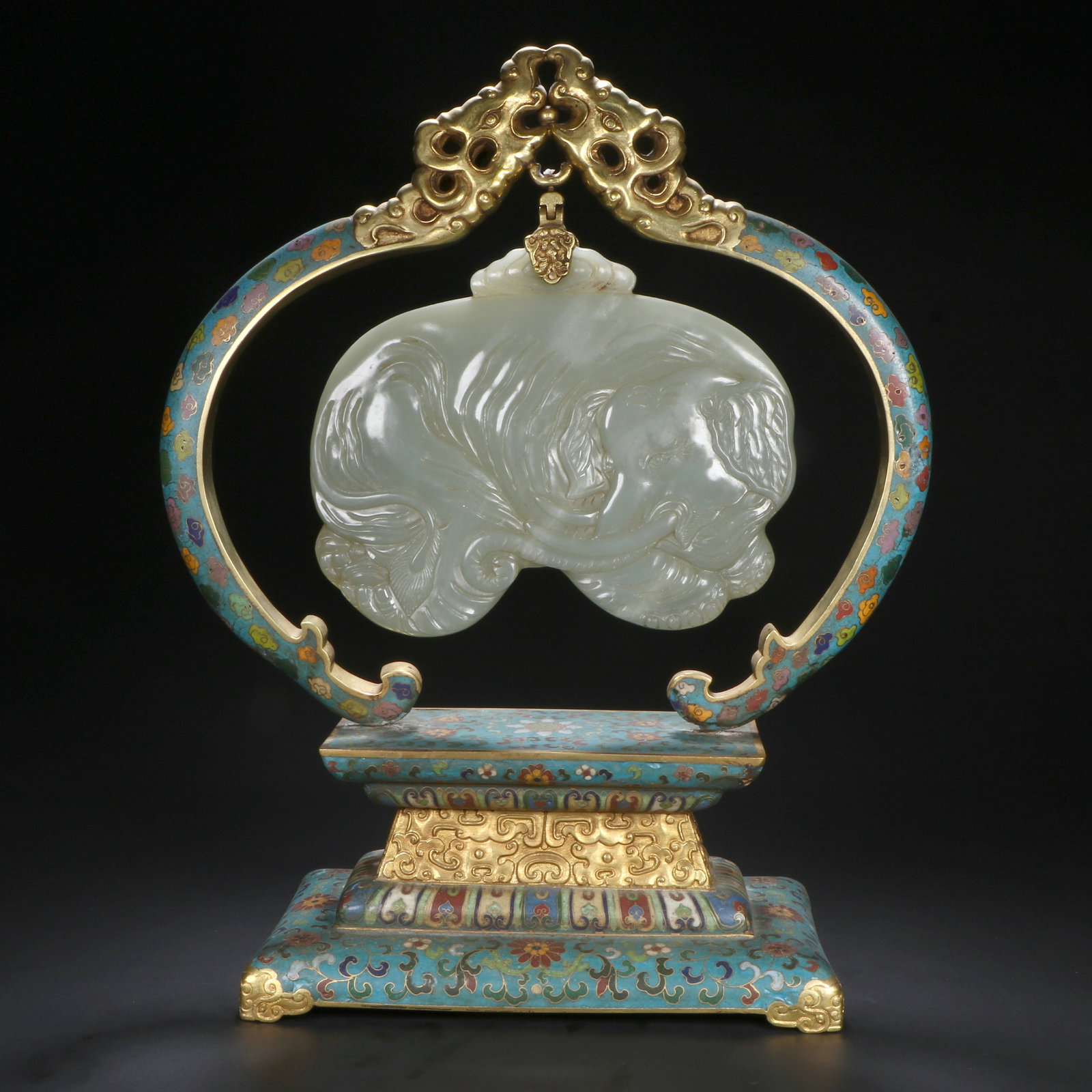 A Qing Dynasty cloisonn?? enamel ornament inlaid with jade: The jade in the middle is carved into the shape of an elephant, with a total height of 34.5 cm, total length of 28 cm, total width of 12.2 cm, jade height of 14.5 cm, length of 17 cm, and thickness