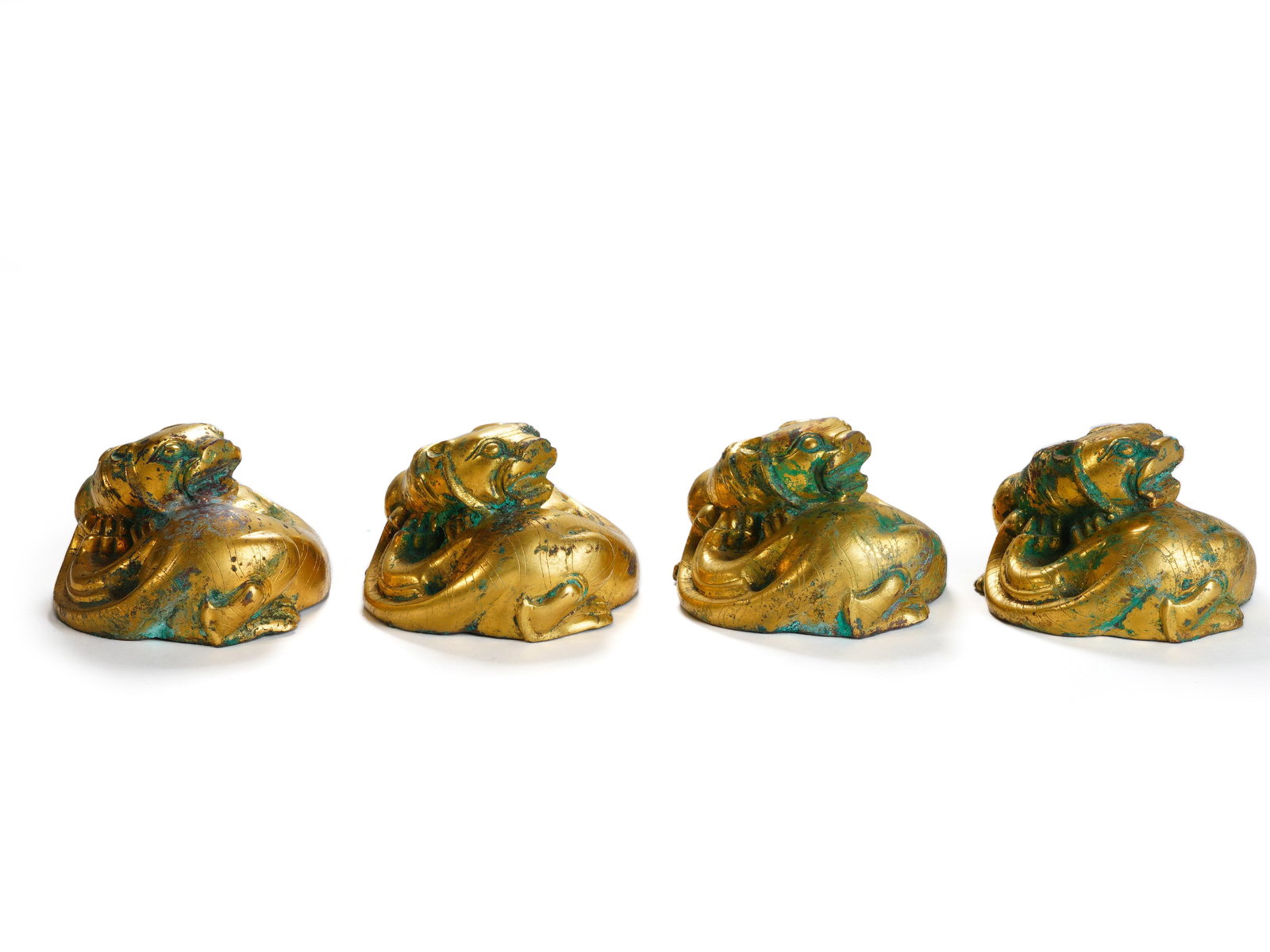 4 gilt bronze animal-shaped ornaments: Four pieces with basically the same shape, gold-plated with some wear. Height 4.5 cm, width 6.5 cm