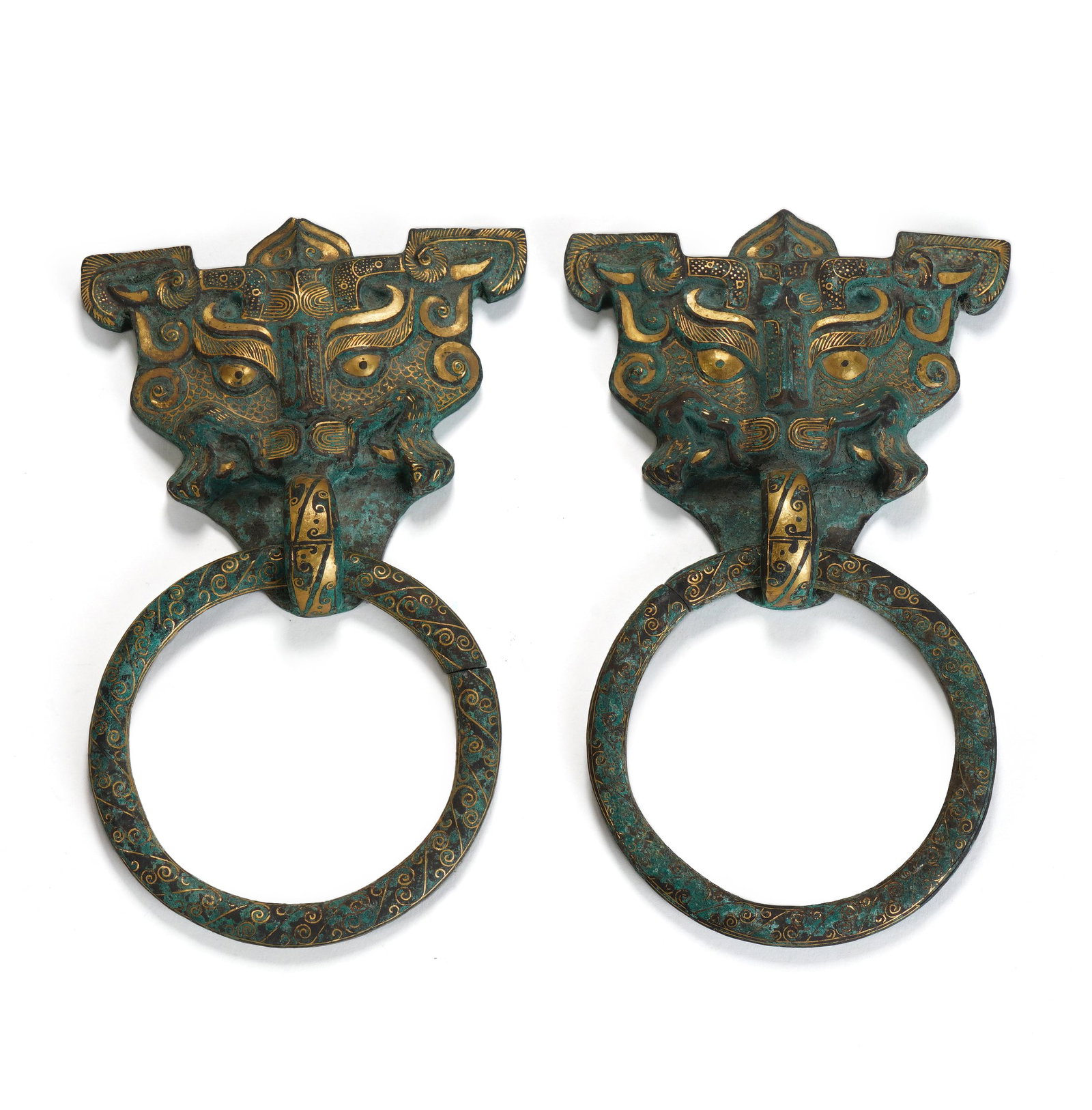 A pair of gold, silver, and bronze rings with clasps: The whole piece is adorned with exquisite patterns, with the top shaped like a beast's head. It is 14 cm long and 8.5 cm wide.