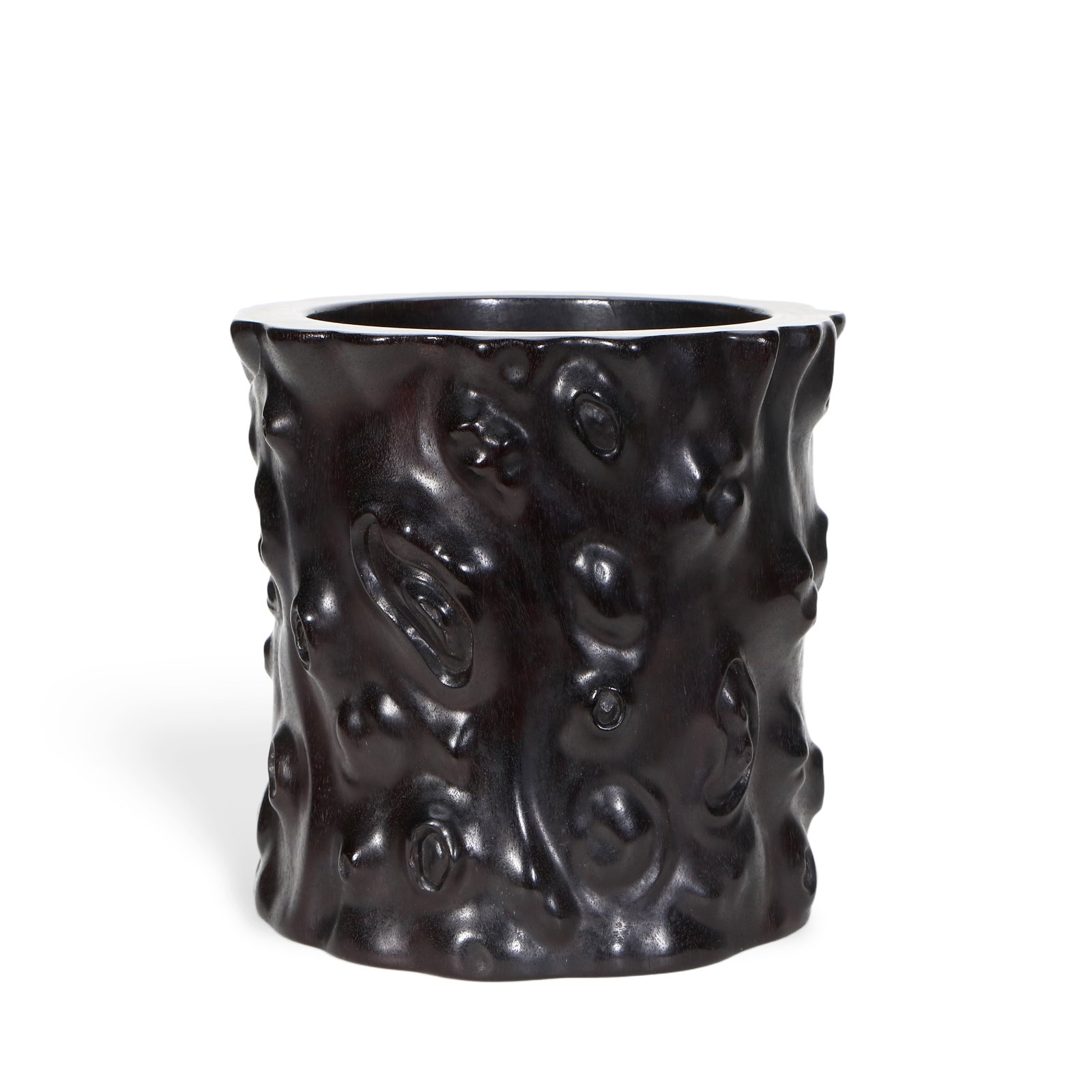 A Qing Dynasty zitan brush pot: The pen holder is carved in the shape of naturally growing trees, 20.8 cm high and 20.8 cm in diameter.