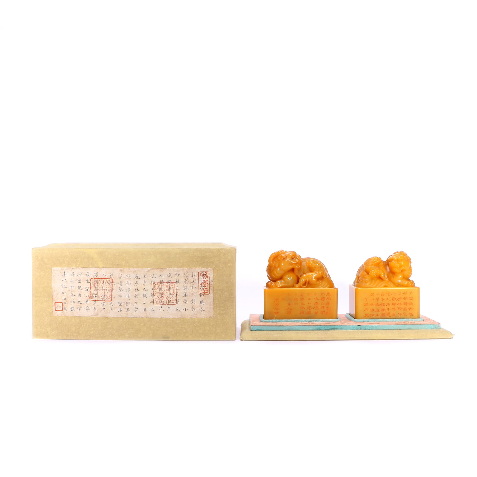 A set of two Tianhuang seals: The upper parts of the two seals are both carved in the shape of divine beasts, and the sides of the seals are engraved with poems. They come with a suitable box. Seal dimensions: height 9.5cm, width