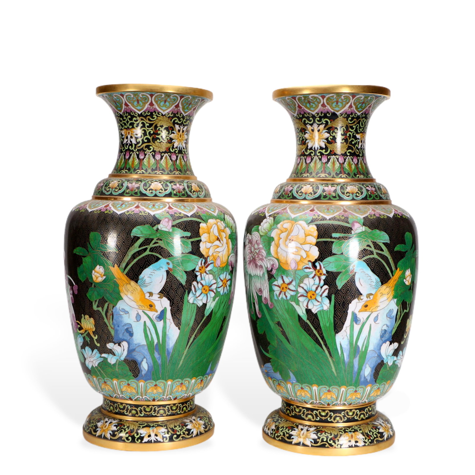 A pair of cloisonn?? large vases: The center of the bottle features a floral and bird pattern, with exquisite patterns on the upper and lower parts. Height 52cm, width 25cm.