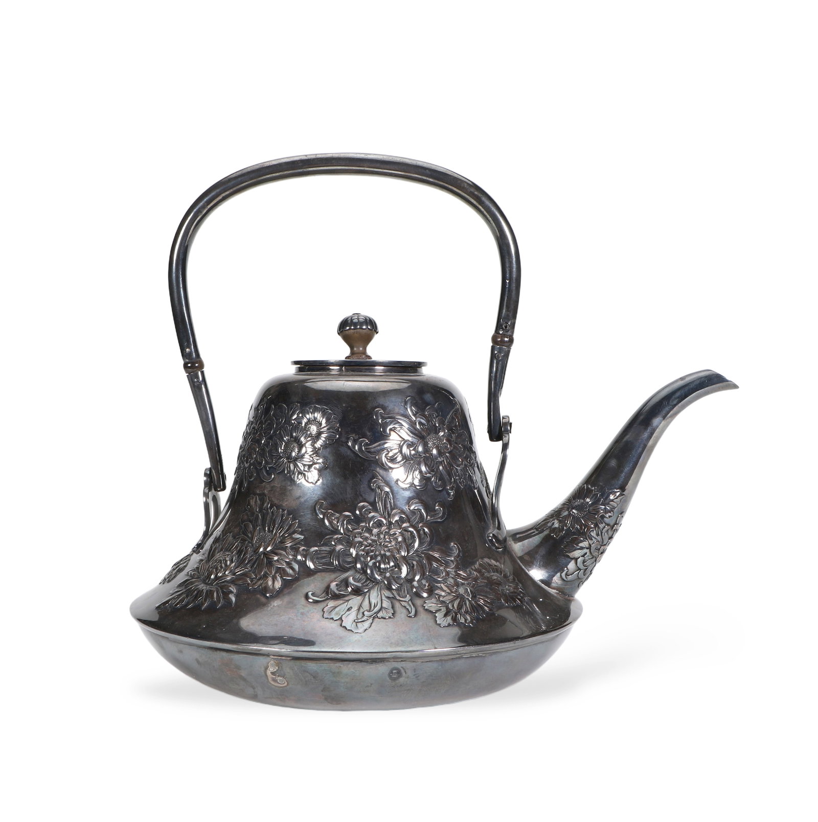 A silver kettle with a handle: The body of the pot has chrysanthemum patterns, 22.5 cm high, 26 cm wide, 19 cm in base diameter, weighing 800 g