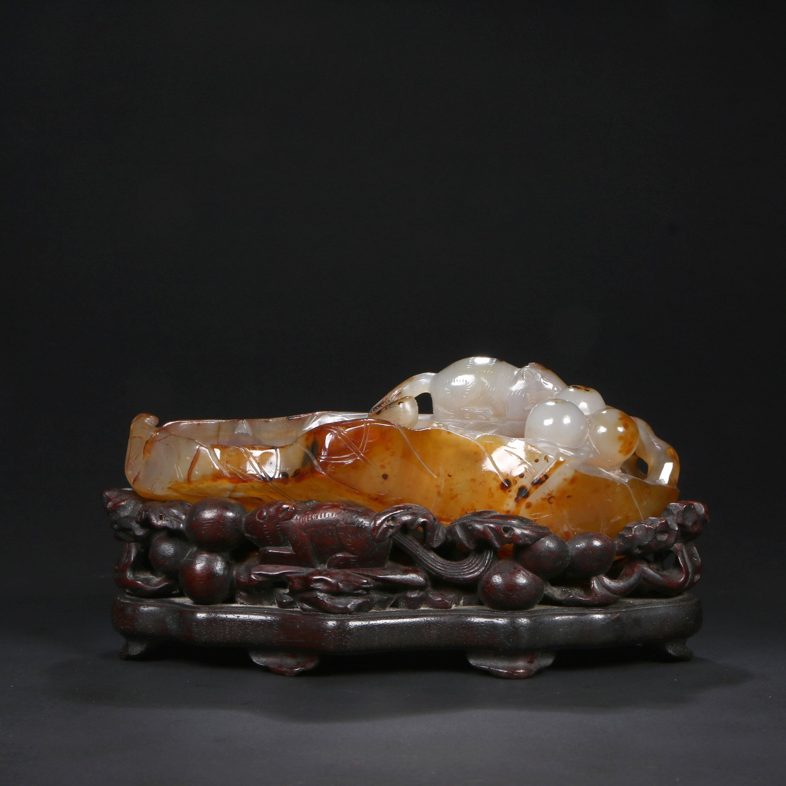 An agate water basin: The upper part of the water container is made of agate, carved into the shapes of pine trees and grapes. The lower part is made of wood, also carved with pine trees and grapes. Total height 7.5 cm,