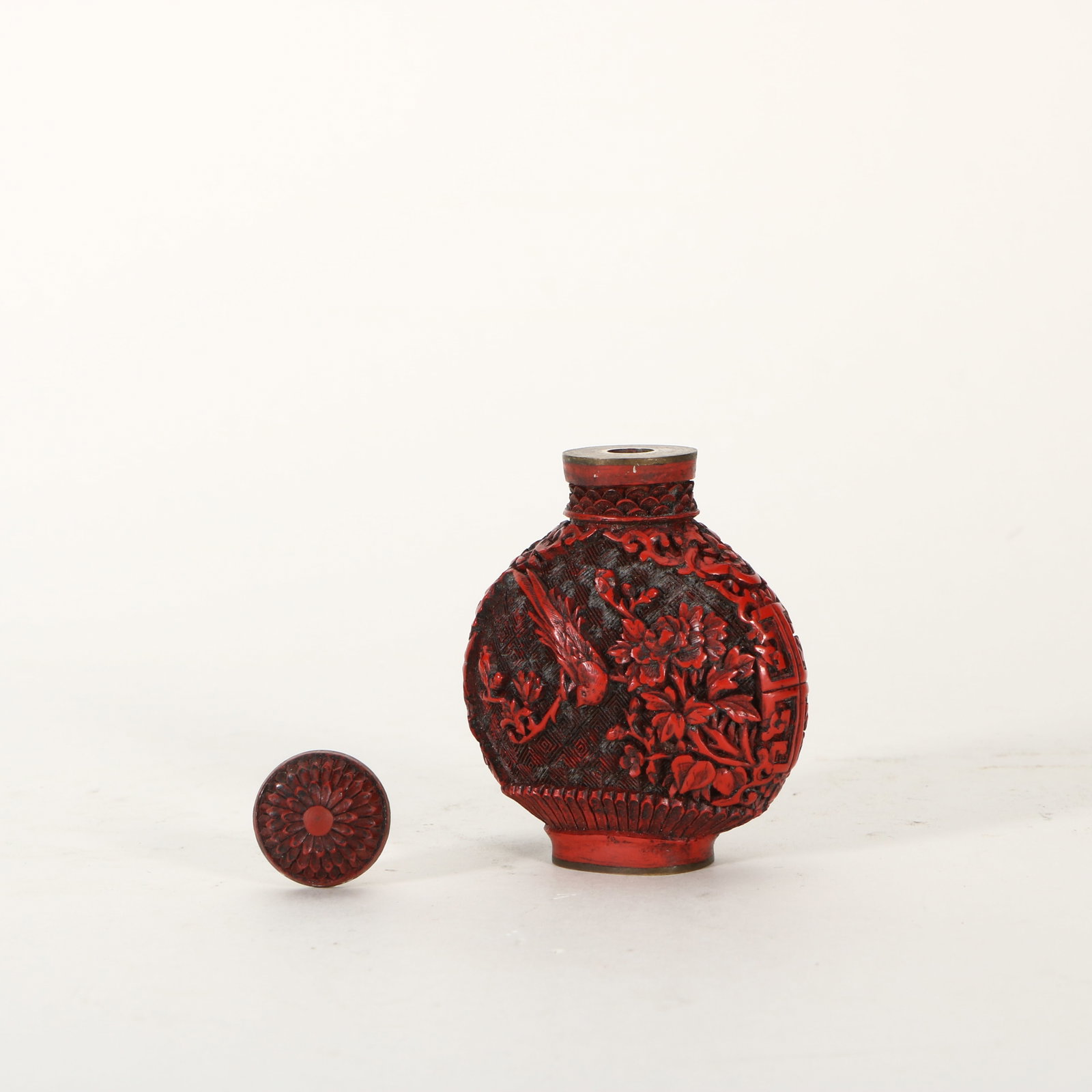 a lacquer snuff bottle - 2