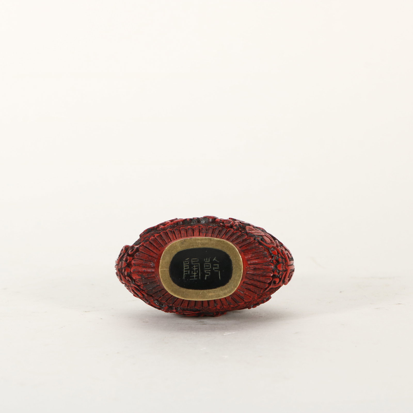 a lacquer snuff bottle - 5