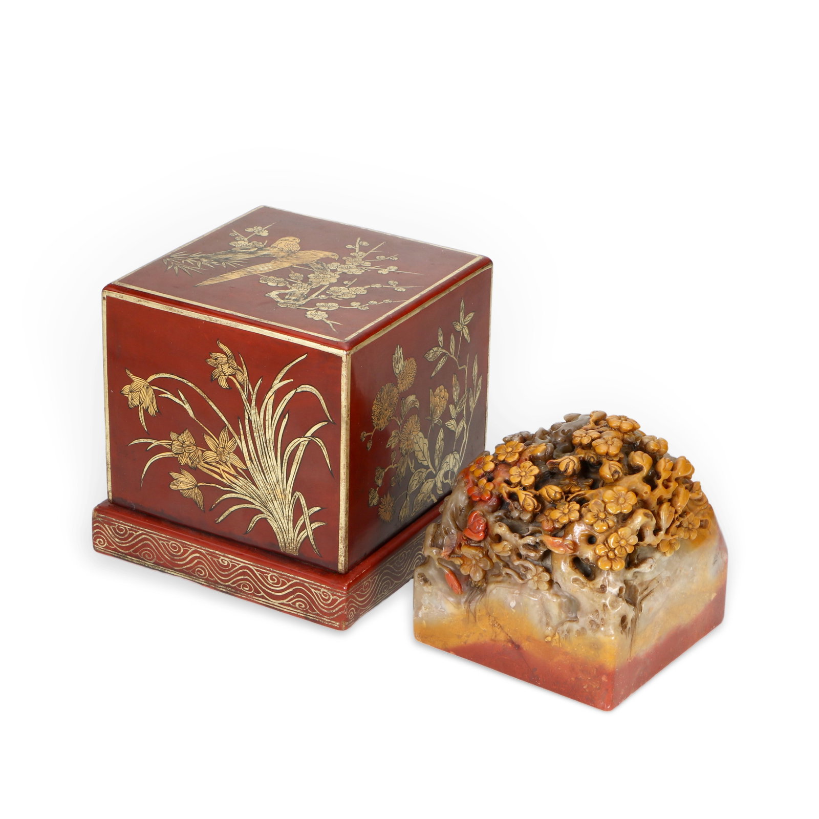 A Shoushan stone seal: The upper part of the seal is carved into the shape of a plum blossom and comes with a dedicated box, measuring 10.5 cm in height, 9.5 cm in width, and 9.5 cm in thickness.