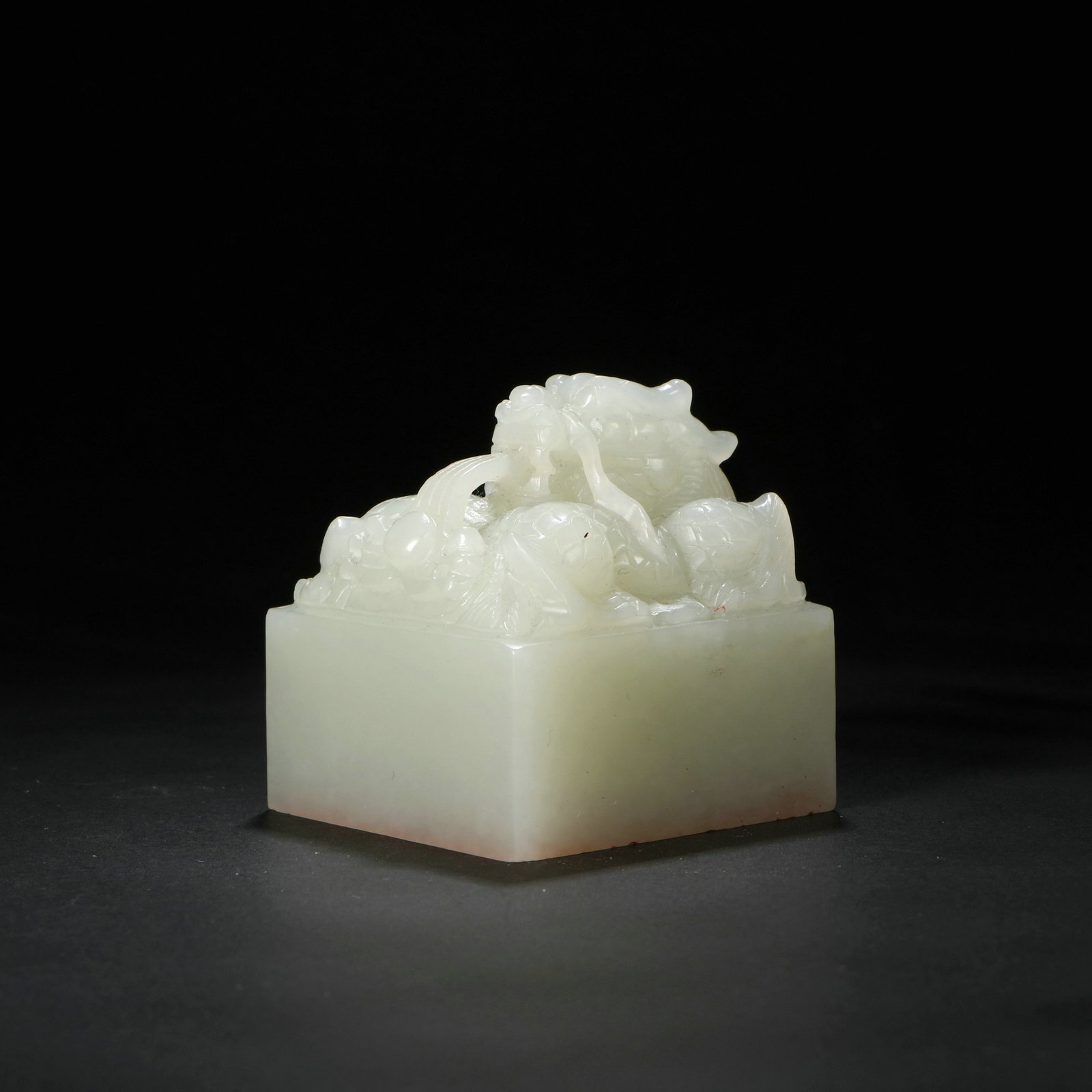 A Hetian jade seal: The upper part of the seal is carved with a dragon, 4 cm high, 4 cm long, and 4 cm wide