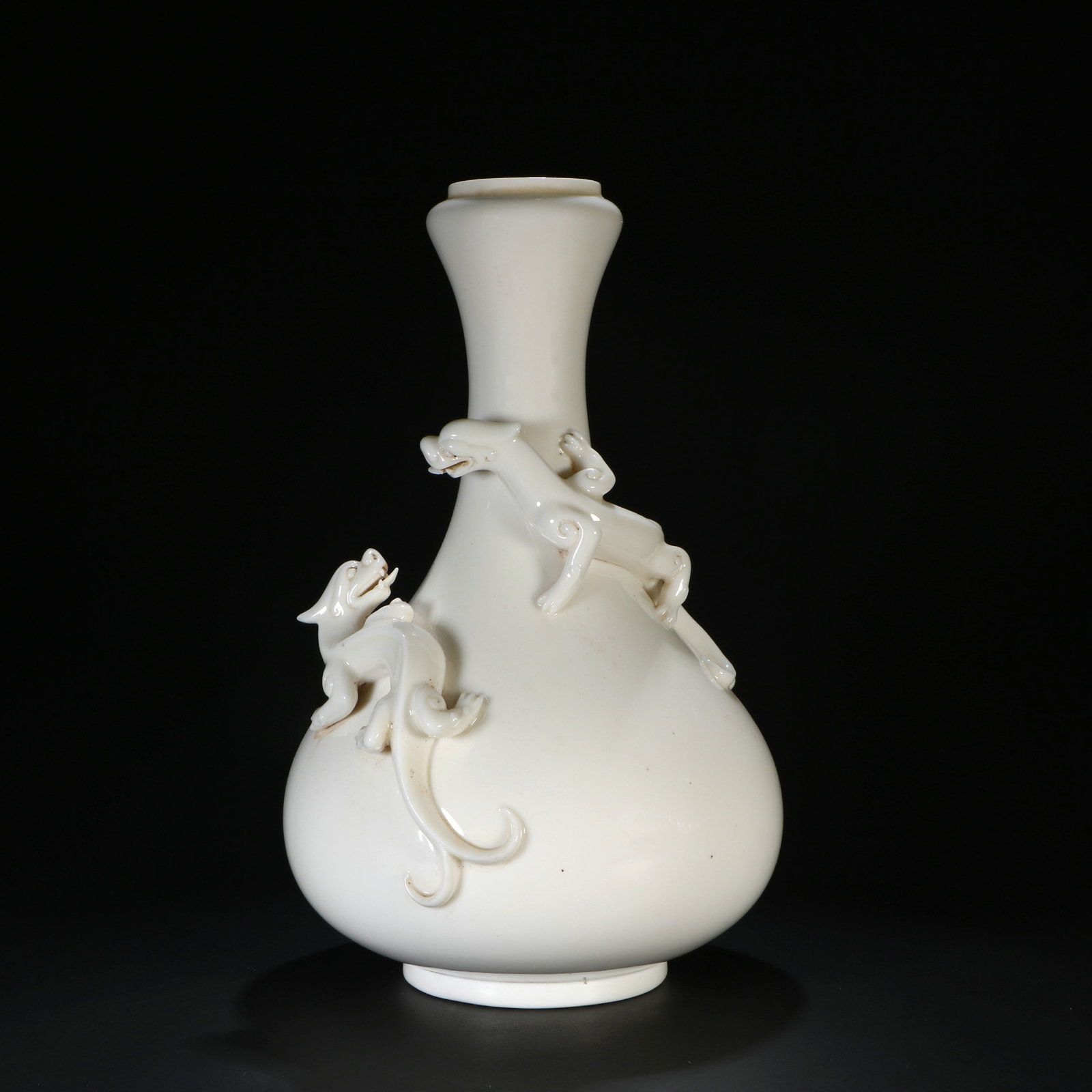 A Dehua white porcelain vase (1 of 8)