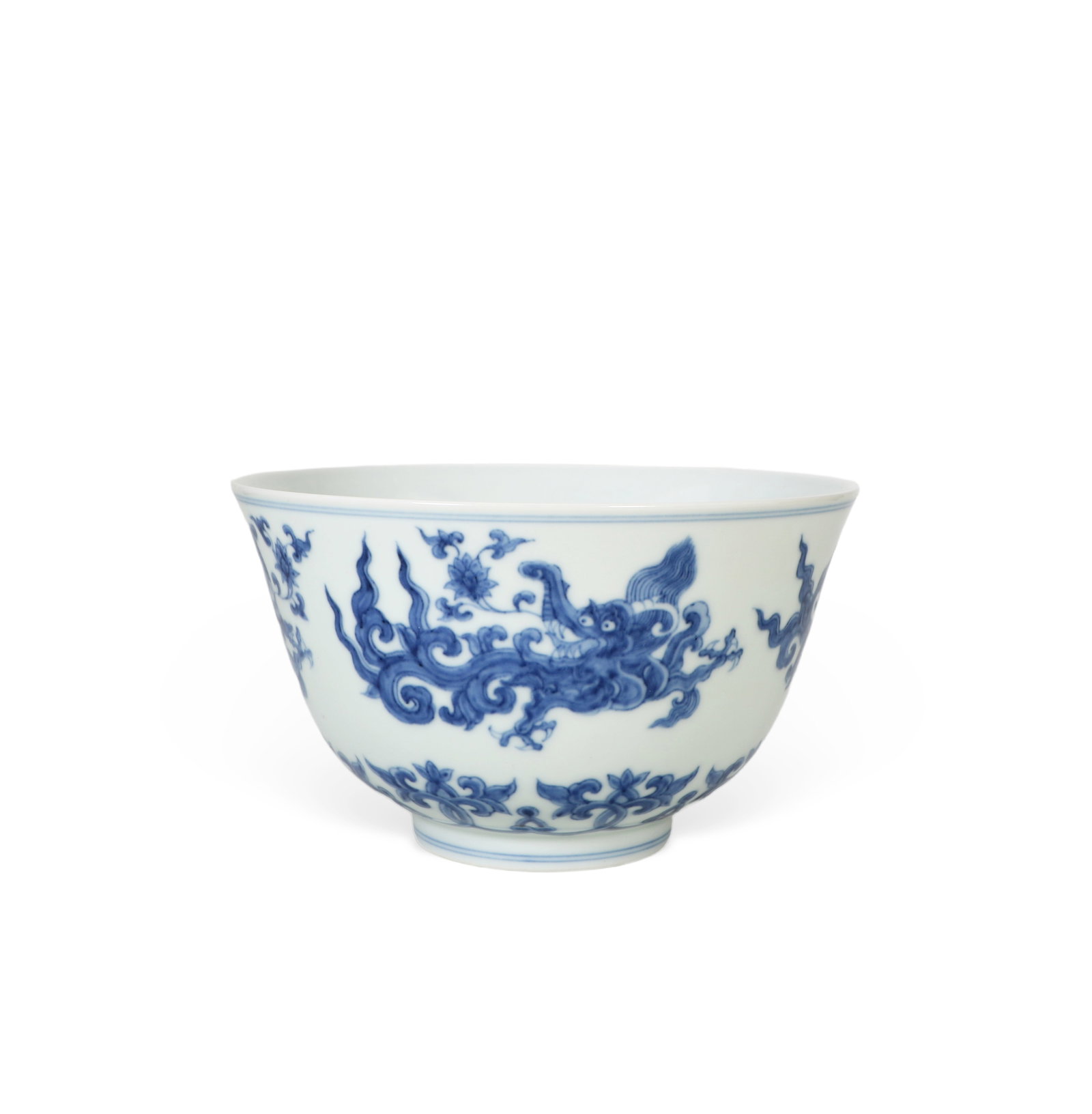 A Ming Dynasty blue and white bowl: The body of the bowl is painted with a dragon pattern, 9.8 cm high, 17 cm in diameter