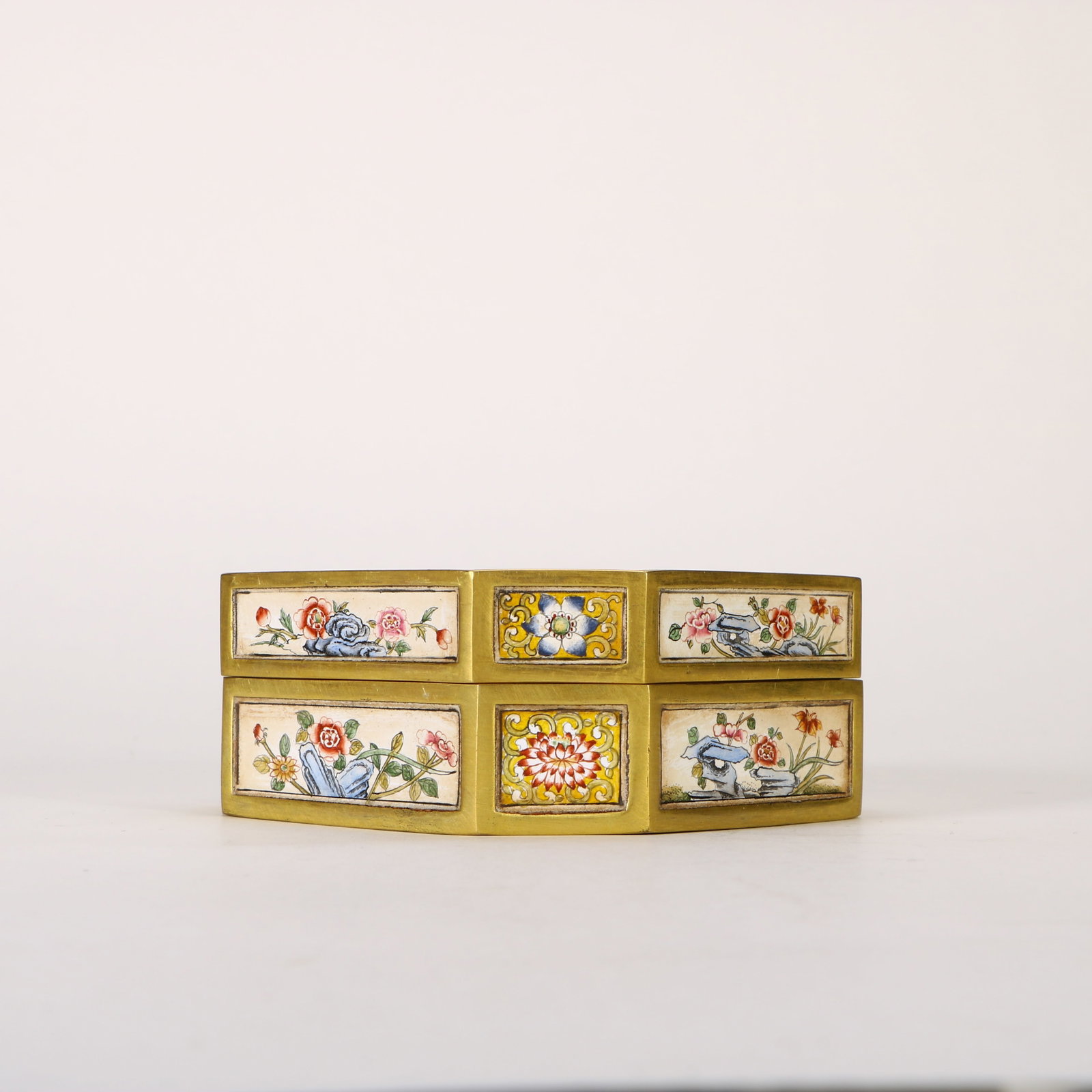 A copper-bodied enamel box - 6