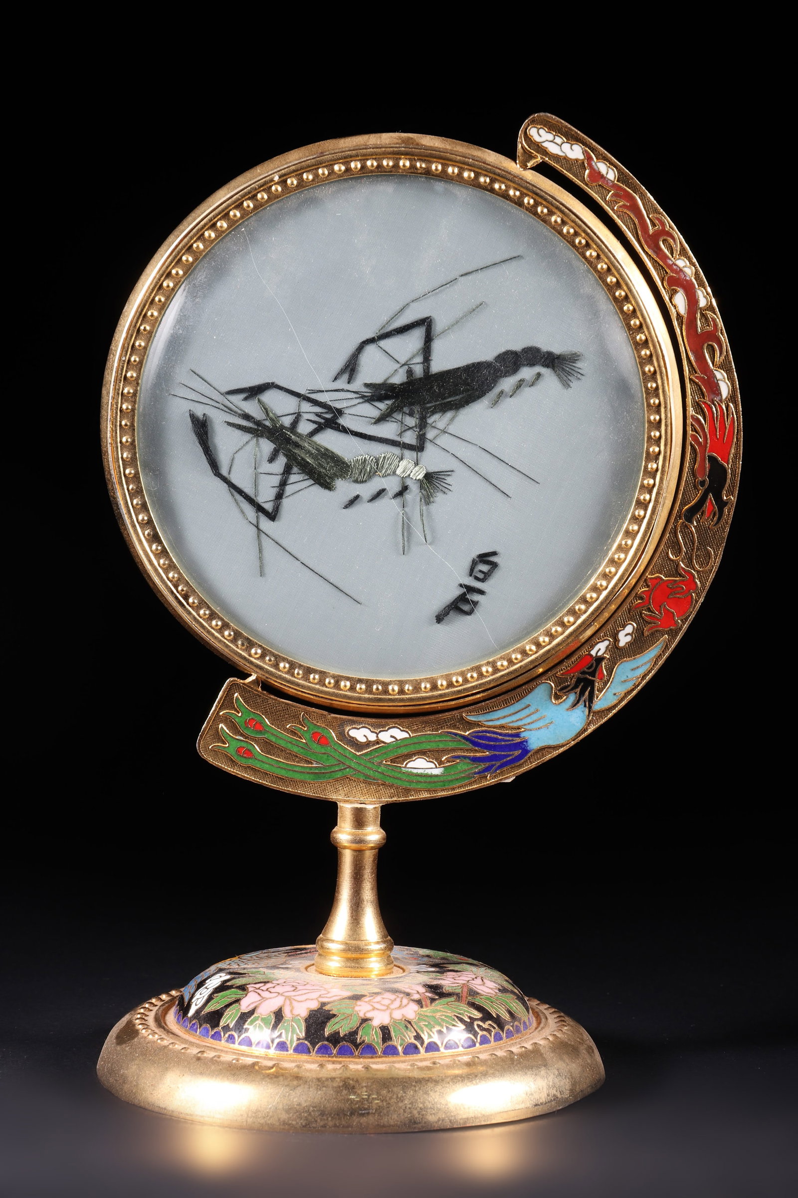 A Su Embroidery Ornament: A Su embroidery ornament, the pattern is Qi Baishi's shrimp, and the image can be flipped. H: 21cm W: 14cm (Max)