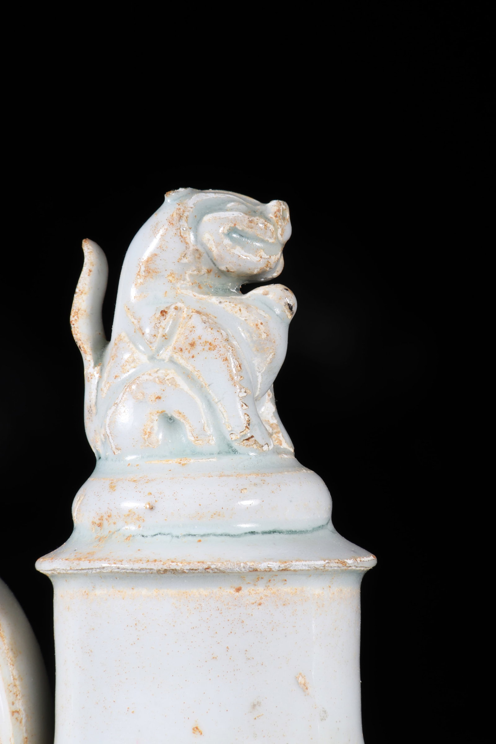 A White Glazed Wine Pot - 3