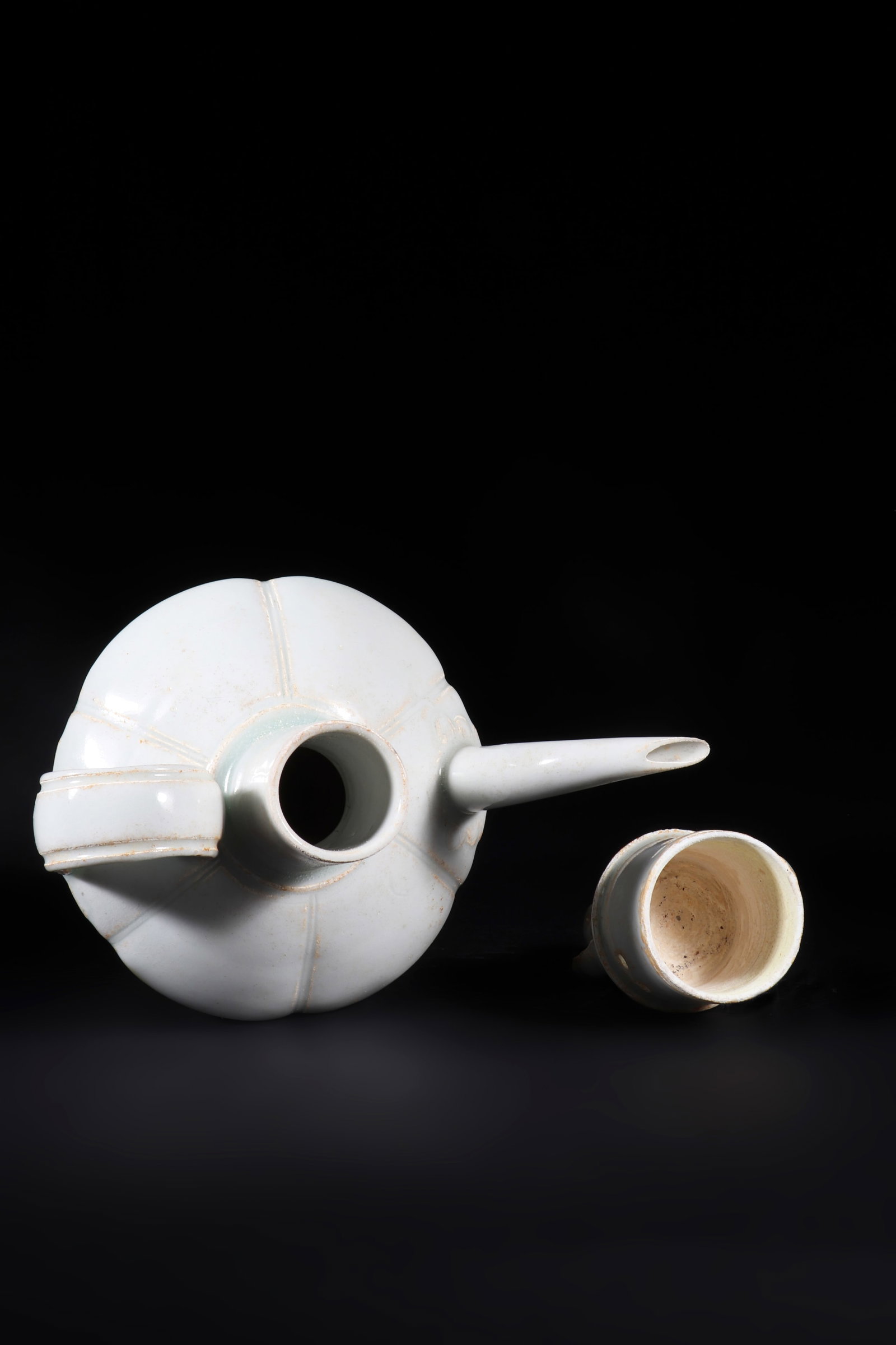 A White Glazed Wine Pot - 6