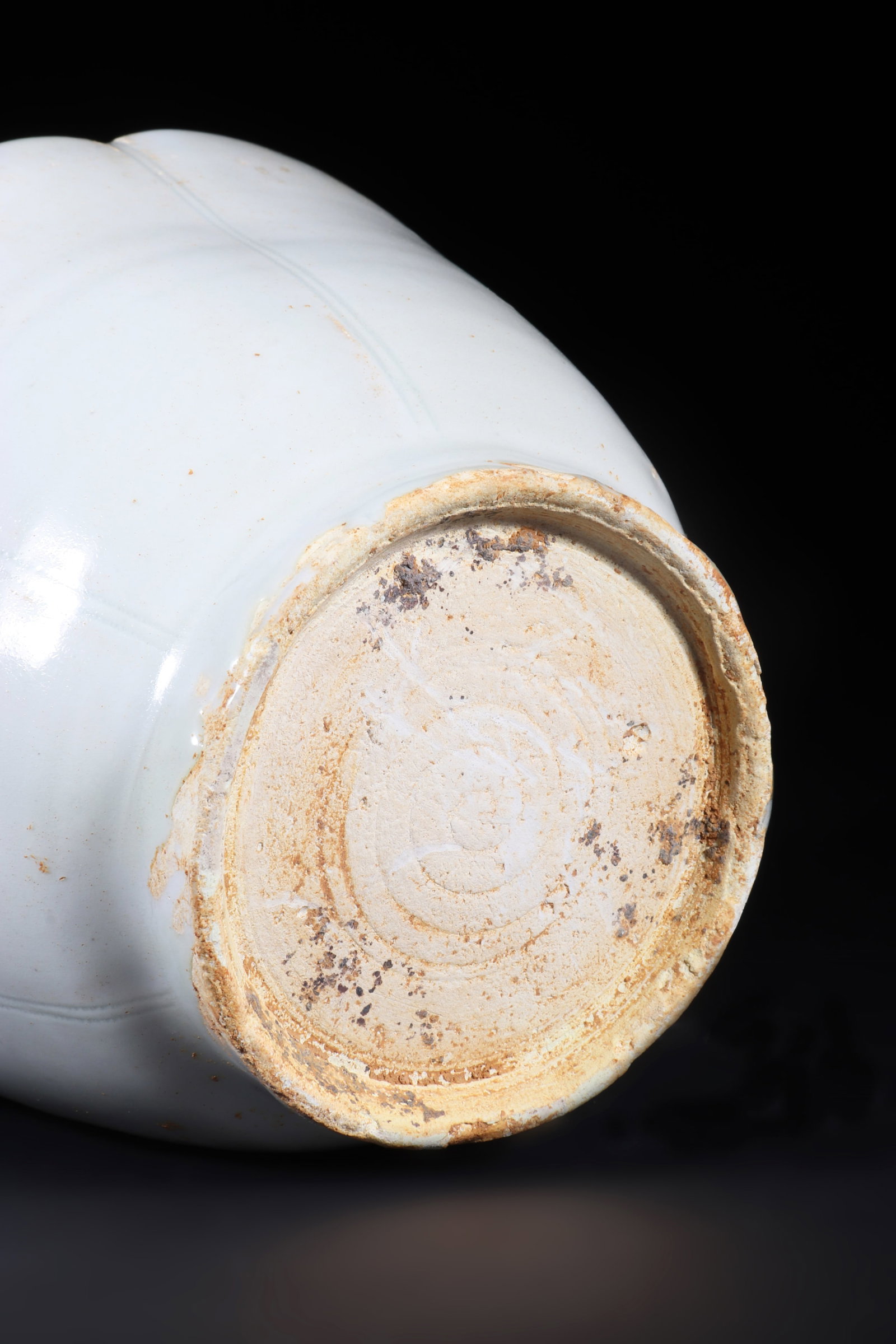 A White Glazed Wine Pot - 7