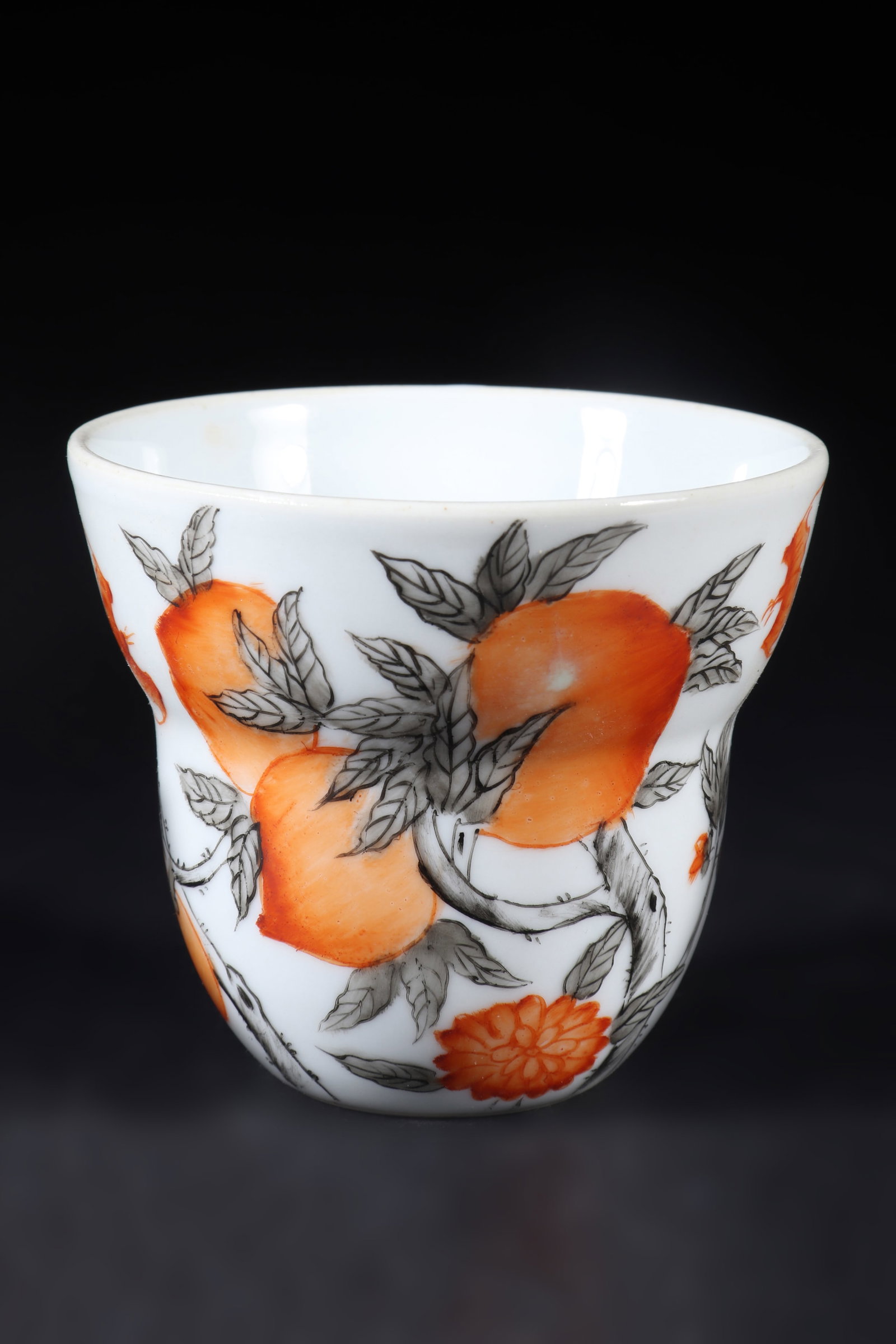 A Famille-Rose Cup with The Words' Made in the Year of Emperor Tongzhi ': A famille-rose cup with peach and bat patterns on the walls, symbolizing longevity. The bottom bears the words ' Made in the Year of Emperor Tongzhi '. H: 6.5cm D: 7.5cm (Max)