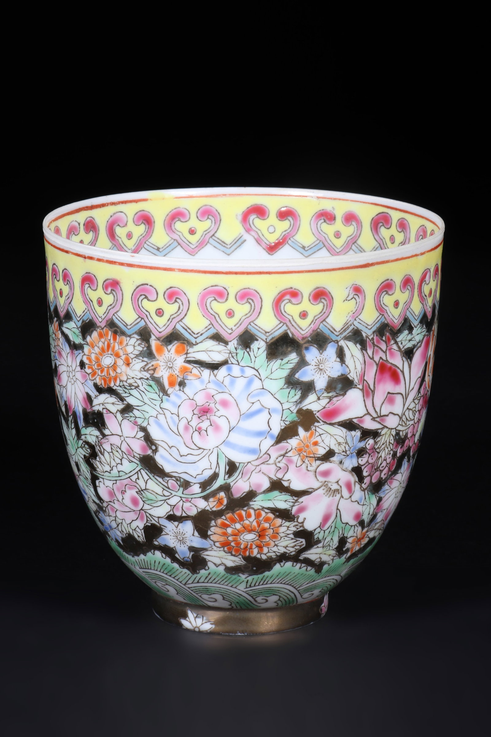 A Ultra-Thin Famille-Rose Cup with The Words' Made in the Year of Emperor Tongzhi of the Qing: A ultra-thin famille-rose cup with various colorful floral patterns on the cup wall and the words' Made in the Year of Emperor Tongzhi of the Qing Dynasty 'on the bottom. H: 8cm D: 8cm (Max)