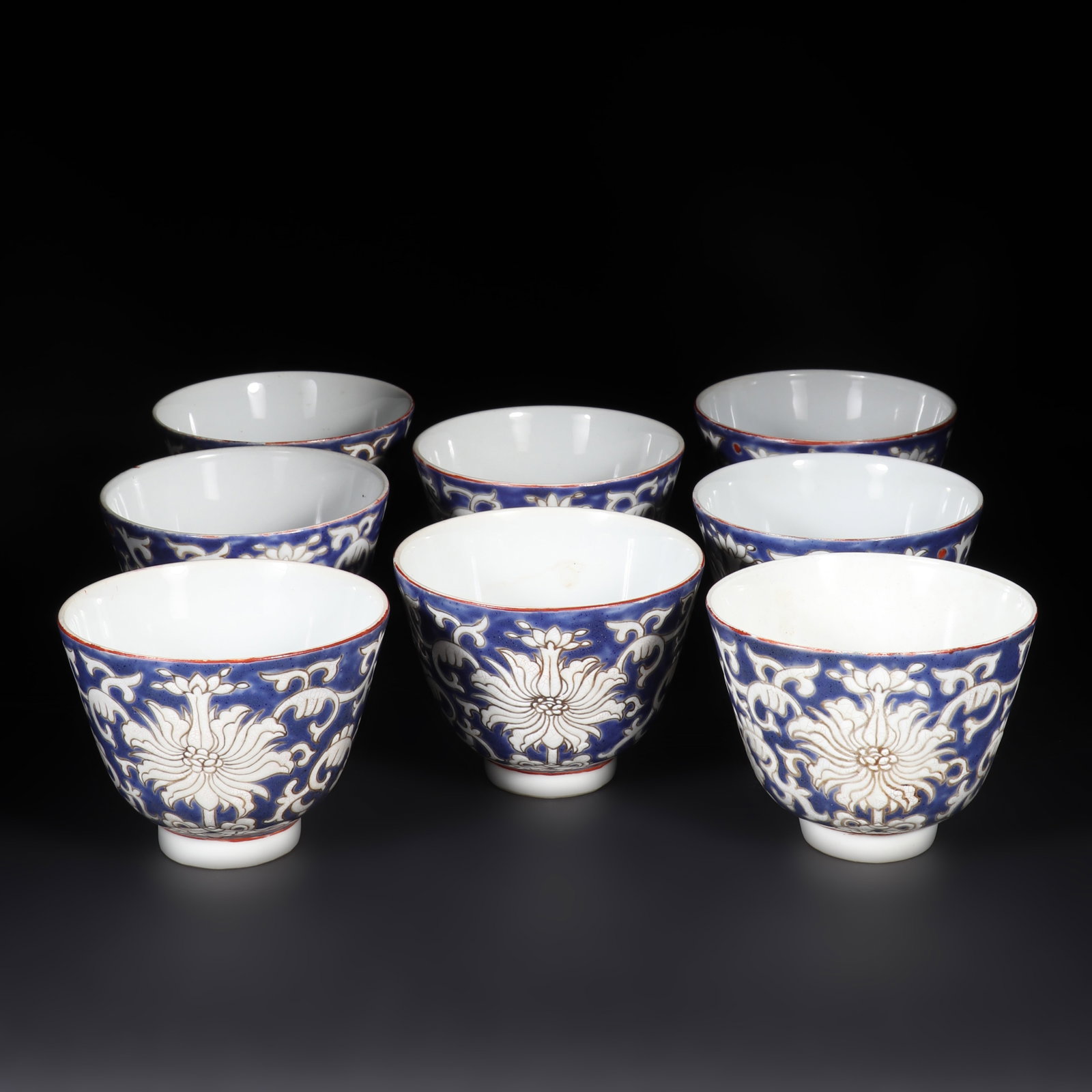 A Set of Famille-Rose Cups with The Words' Made in the Year of Emperor Tongzhi of the Qing Dynasty ': A set of famille-rose cups with floral patterns on the walls and the words' Made in the Year of Emperor Tongzhi of the Qing Dynasty ' on the bottom. H: 6cm D: 7.5cm X8 (Max)