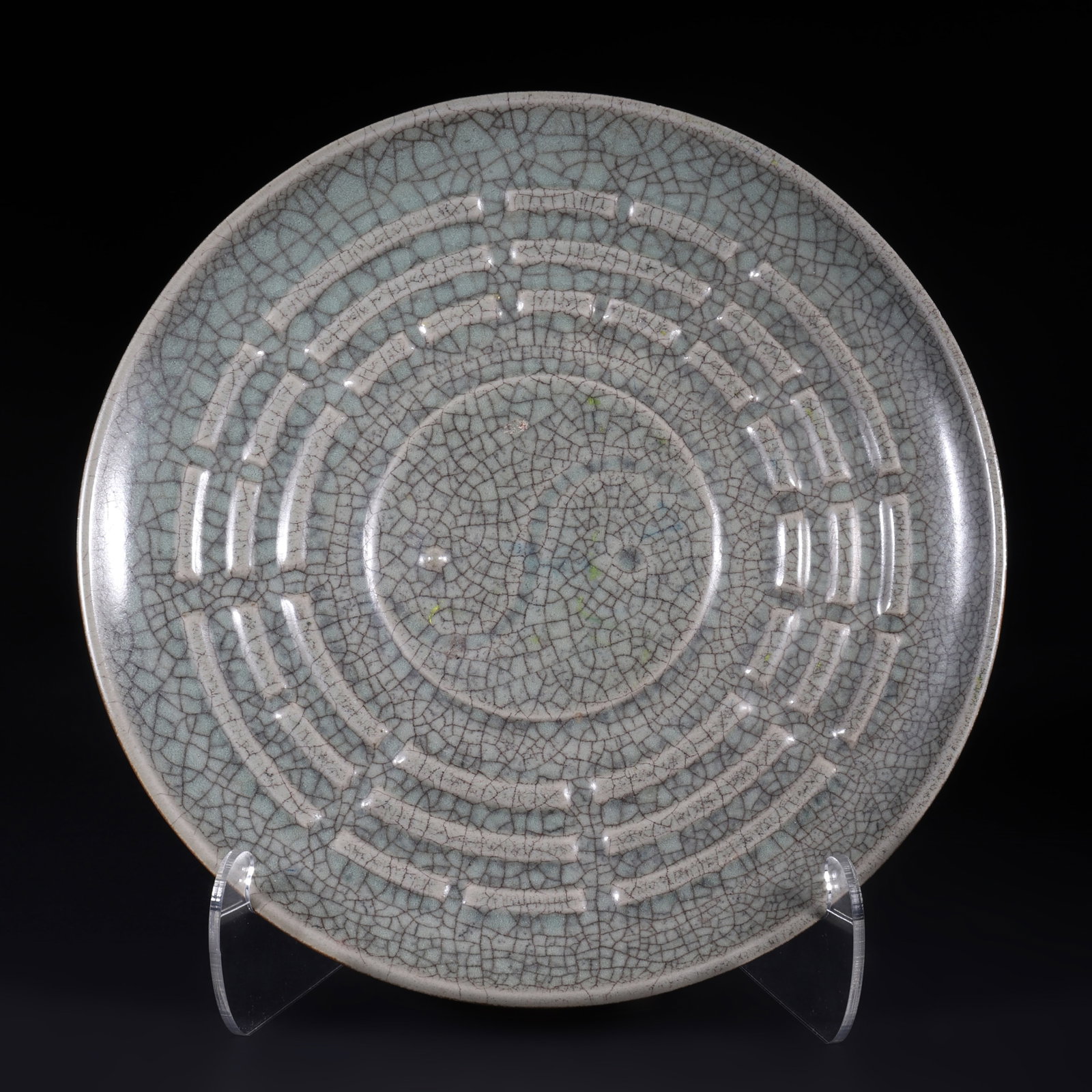 A Ge-Glazed Porcelain Plate: A Ge-glazed porcelain plate with eight trigrams patterns and cracked textures. D: 21cm (Max)