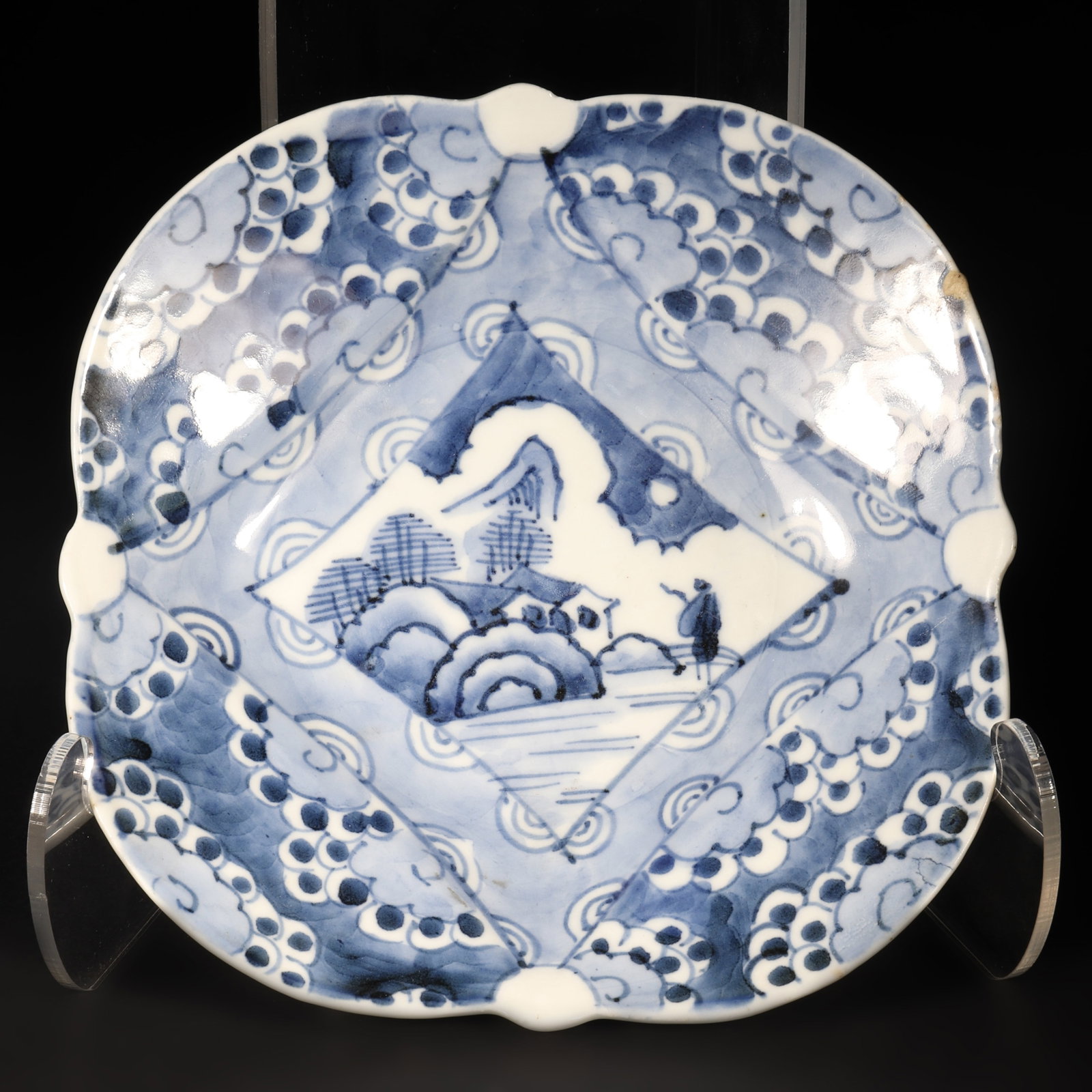 A Blue and White Porcelain Plate with The Words' Qian ': A blue and white porcelain plate with patterns of mountains, waters, and figures, with the word "Qian" at the bottom. D: 14cm (Max)