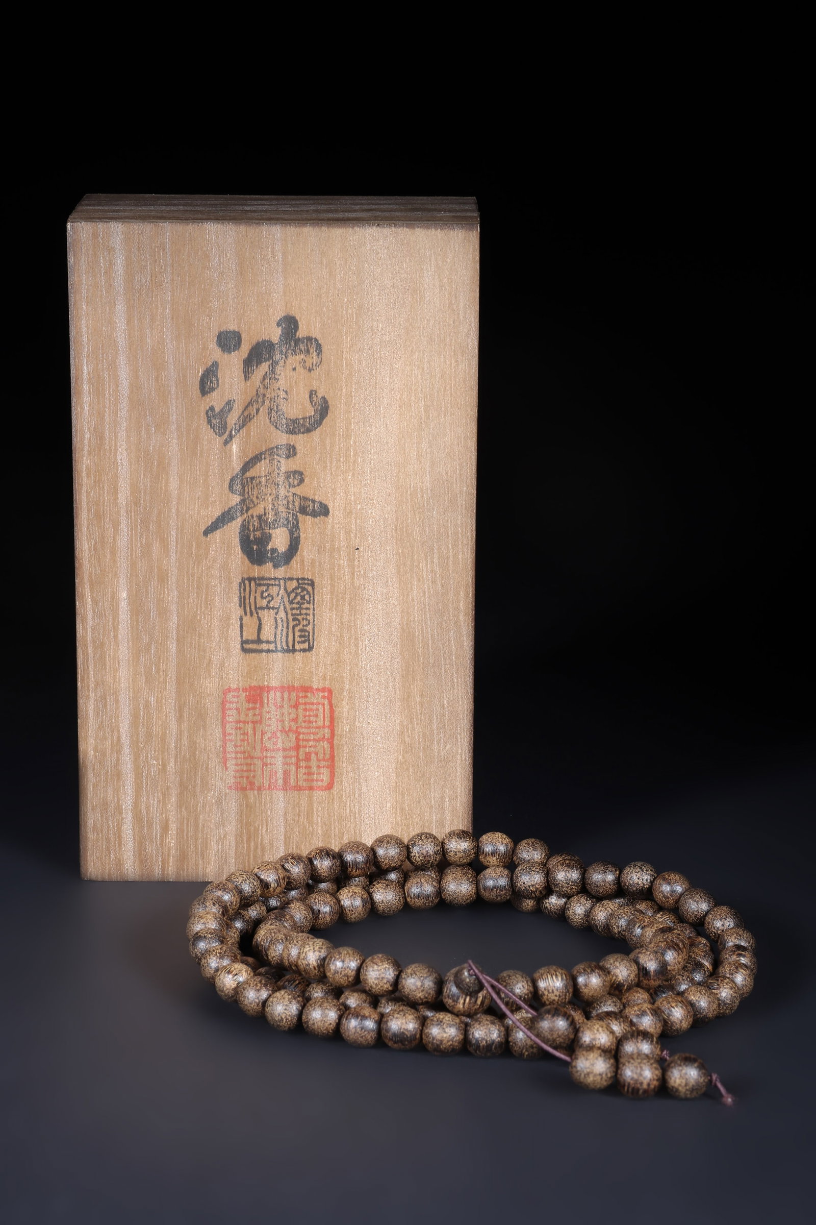 A Agarwood Prayer Bead: A agarwood prayer bead consists of 108 agarwood beads. Comes with original wooden box. D: 0.8cm X108 (Max)