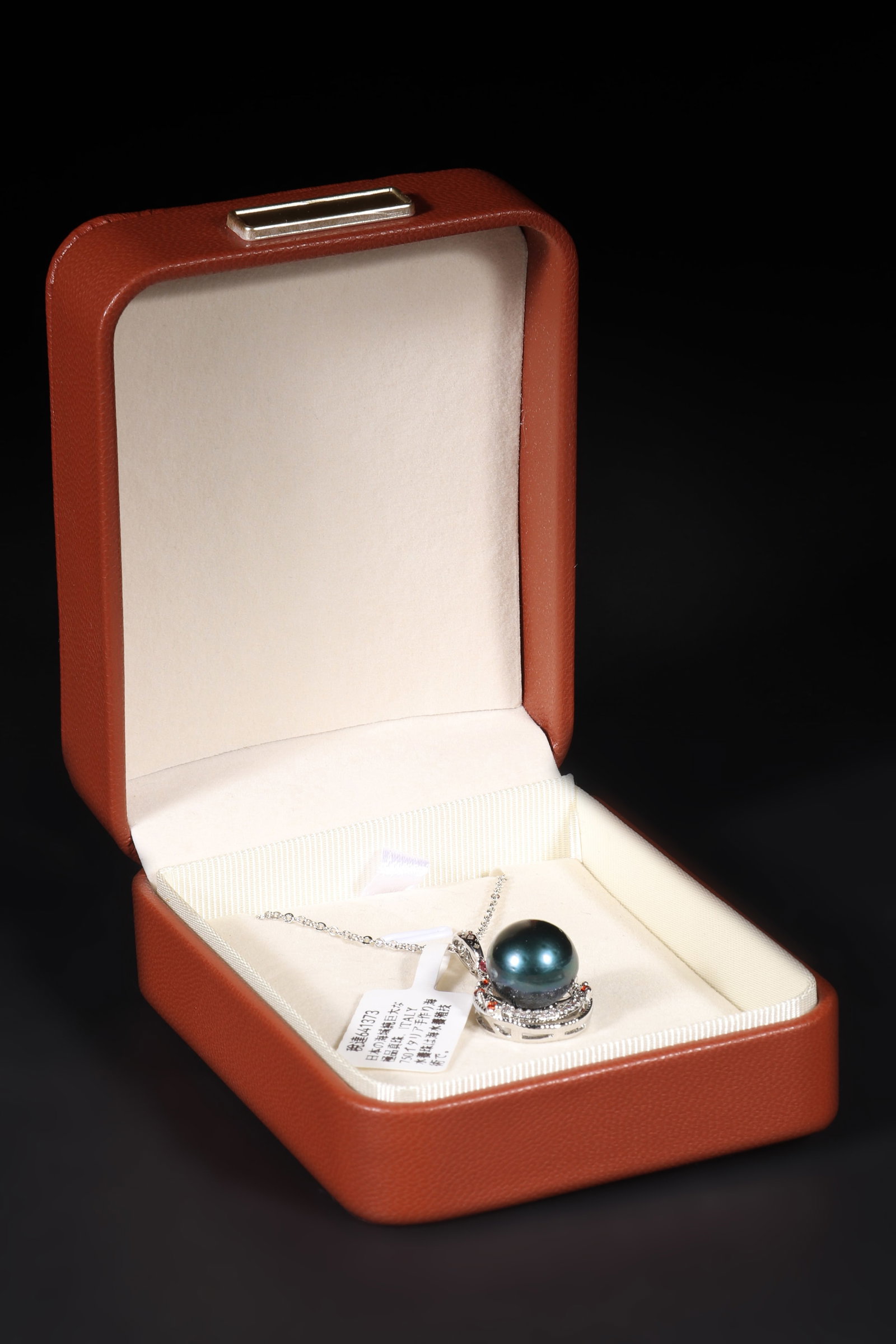 A Pearl Necklace (1 of 6)