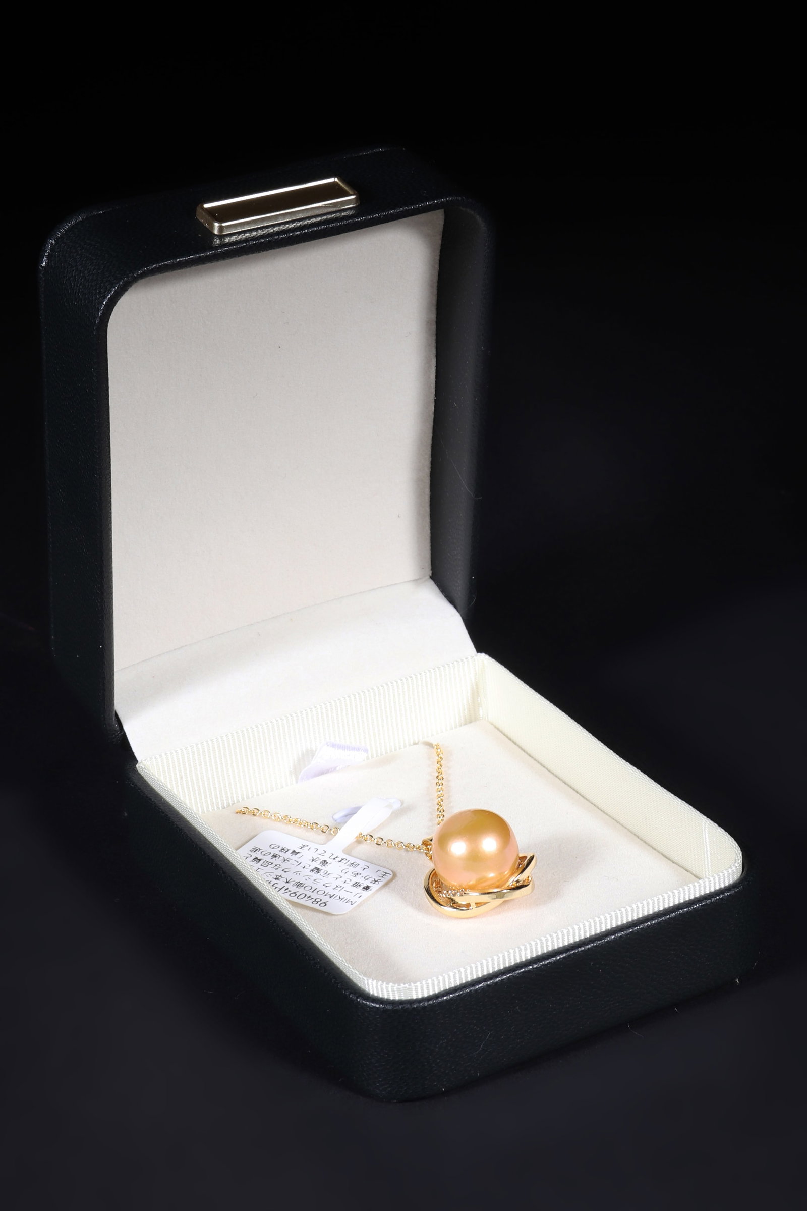 A Pearl Necklace: A pearl necklace with a golden south sea pearl pendant and 18k gold necklace material. Pendant H: 1.7cm W: 1.7cm (Max)