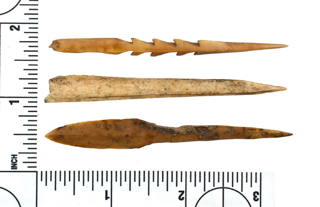 2 Inuit Bone Arrowheads, 1 Bone Awl: Excellent hand-carved arrowheads and an Awl from Point Hope, Alaska. Ex Lincoln Smith Collection. Prehistoric.