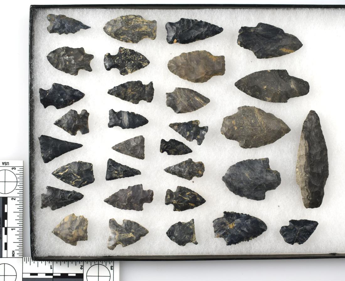 Large lot of Coshocton Arrowheads: Nice lot of points all from Ohio. Coshocton flint.
