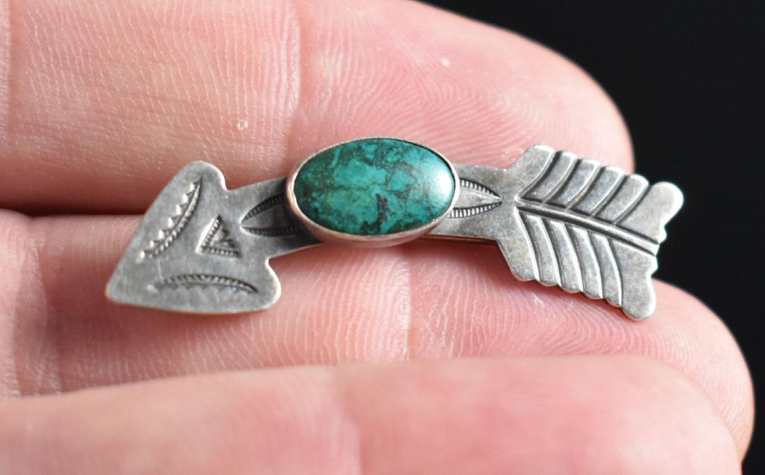 Sterling Southwestern Arrow Pin: Sterling Silver pint with malachite inlay. 3.7g.