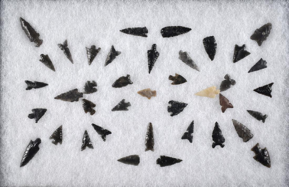 8x12 Display of Obsidian Points: A few Agate/Jasper pieces mixed in, but a good assortment from California. Ex Rohrer Collection.