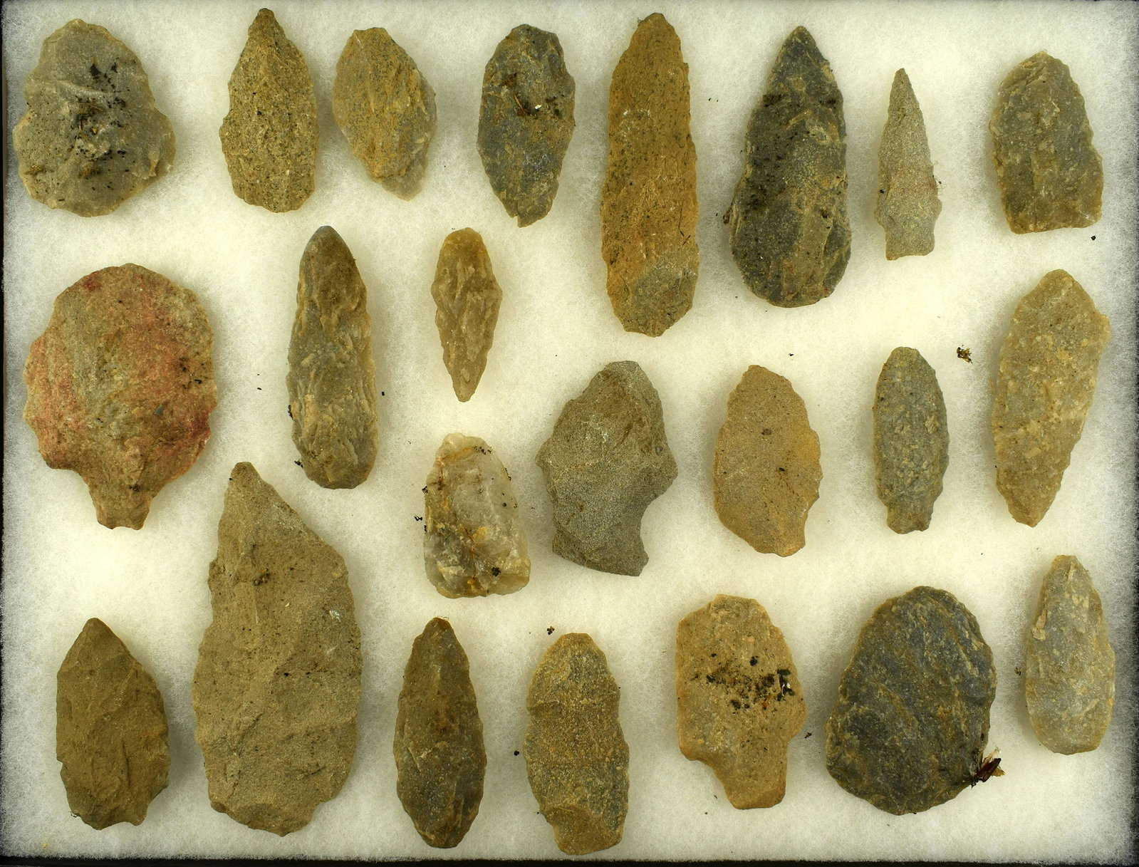 23 Virginia/Carolina Quartzite Points: All from the Cowan Hood estate collection. Variety of colors and sizes - most around 3" +/-. Frame not included.
