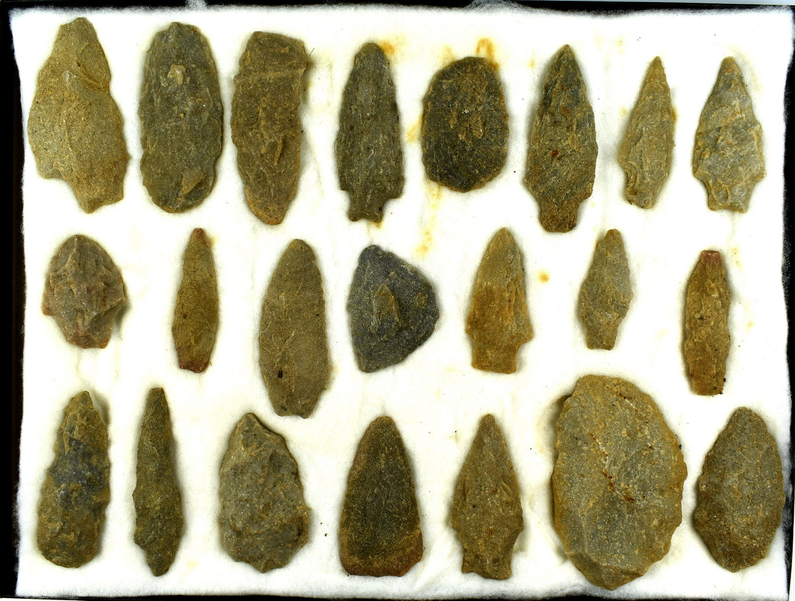 22 Virginia/Carolina Quartzite points: All from the Cowan Hood estate collection. Variety of colors and sizes - most around 3" +/-. Frame not included.