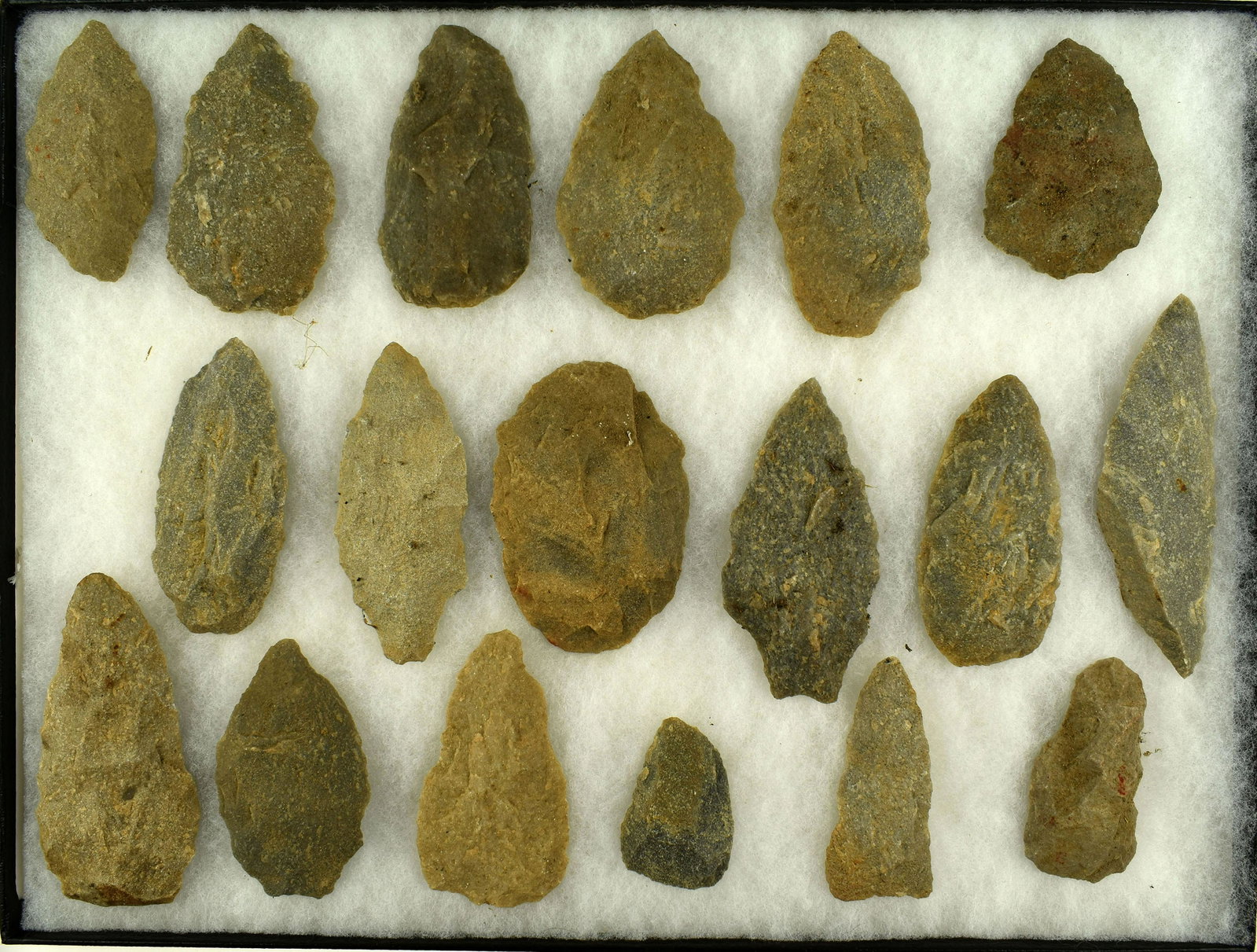 18 Virginia/Carolina Quartzite Points: All from the Cowan Hood estate collection. Variety of colors and sizes - most around 3" +/-. Frame not included.