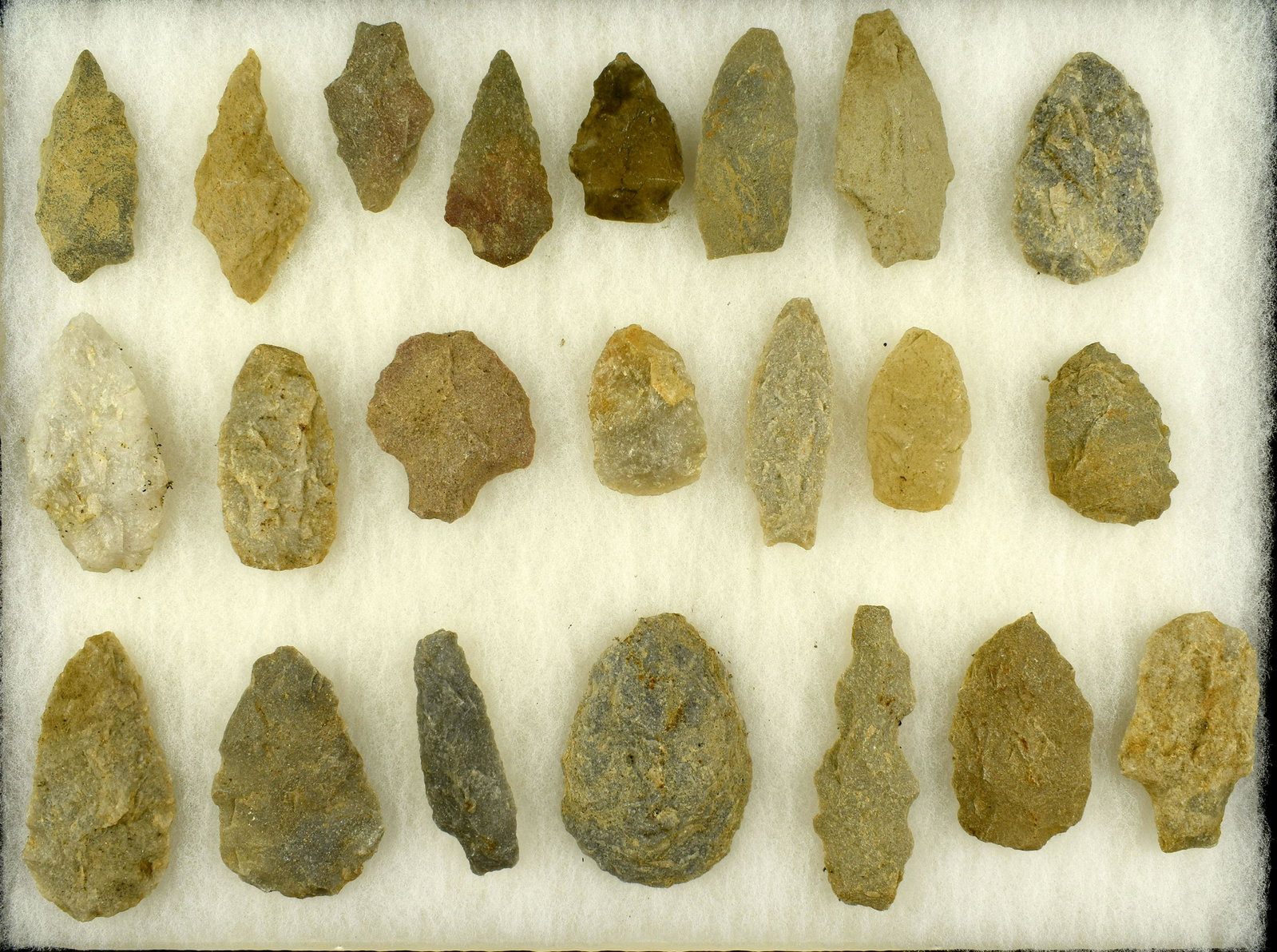 22 Virginia/Carolina Quartzite Points: All from the Cowan Hood estate collection. Variety of colors and sizes - most around 3" +/-. Frame not included.