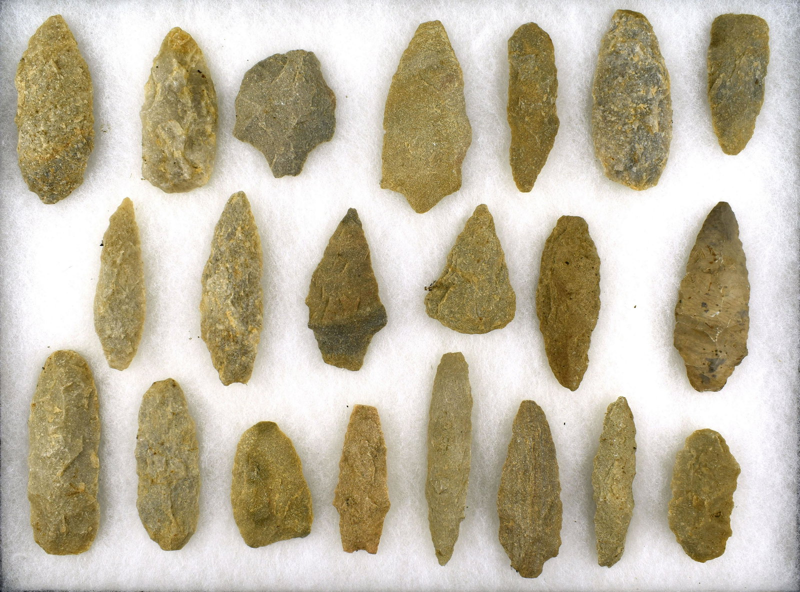 21 Virginia/Carolina Quartzite Points: All from the Cowan Hood estate collection. Variety of colors and sizes - most around 3" +/-. Frame not included.