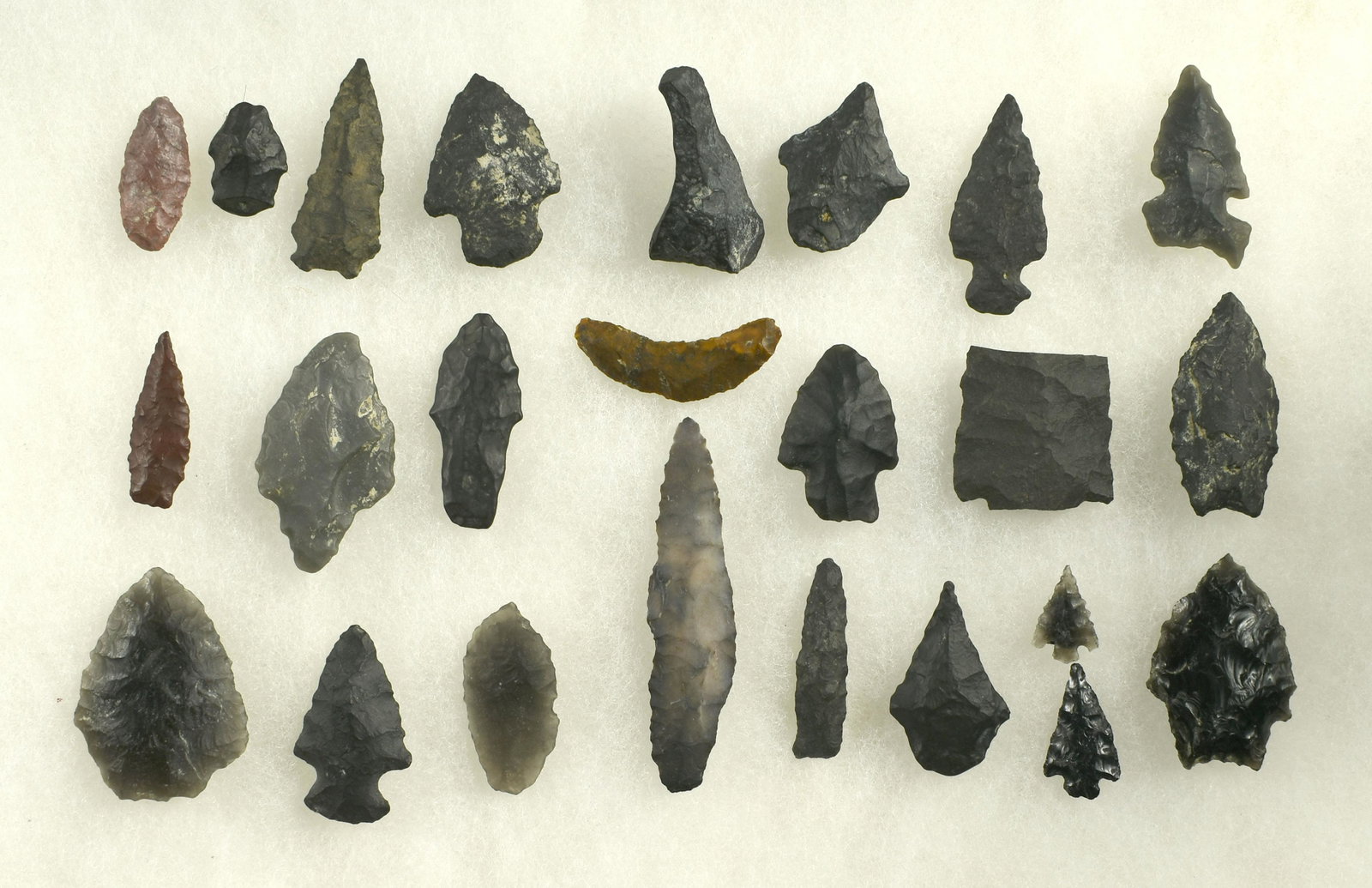 Nice California Artifact lot with Crescent!: Smaller lot from Lassen Co., California that includes a uniface Paleo crescent! Several other nice points in this grouping. Ex Beckett Collection.