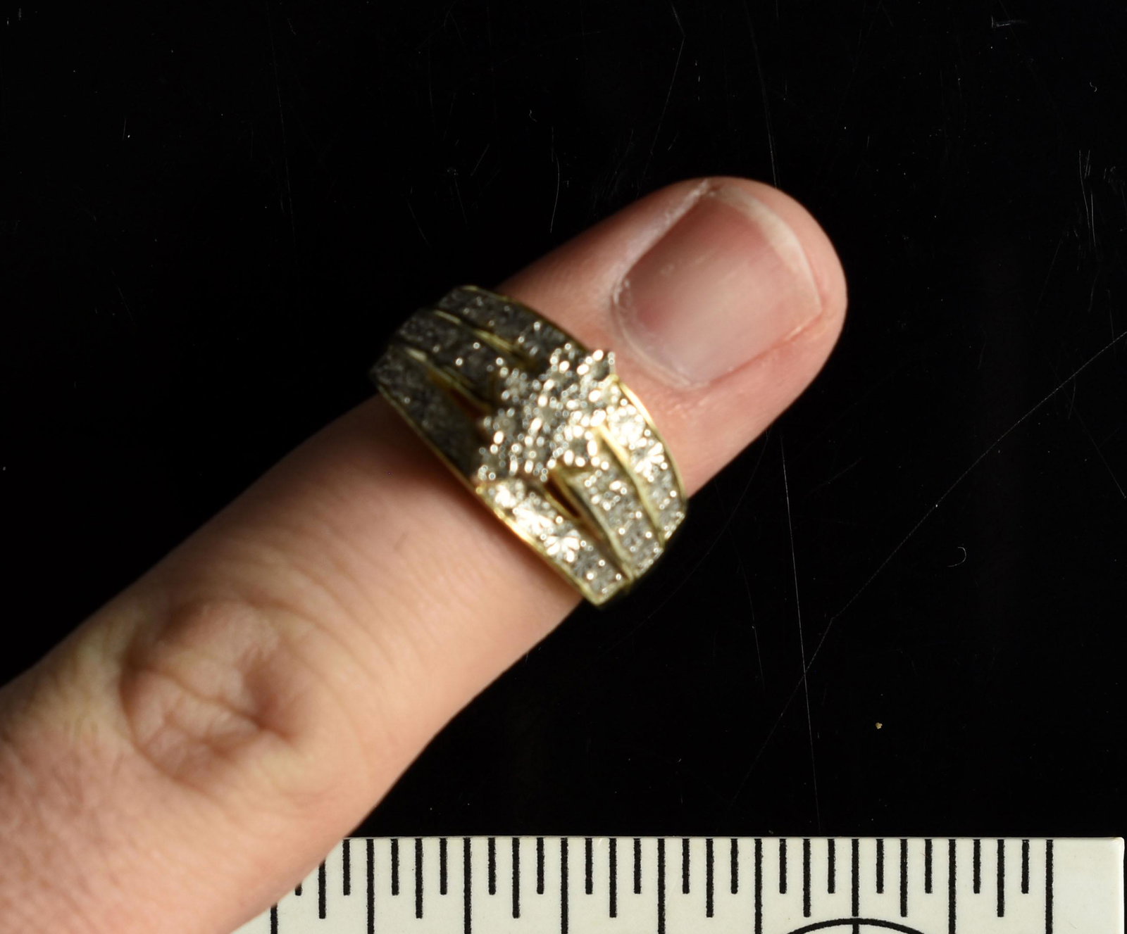 Nice Fashion Ring: Nice gold colored fashion ring with stones.