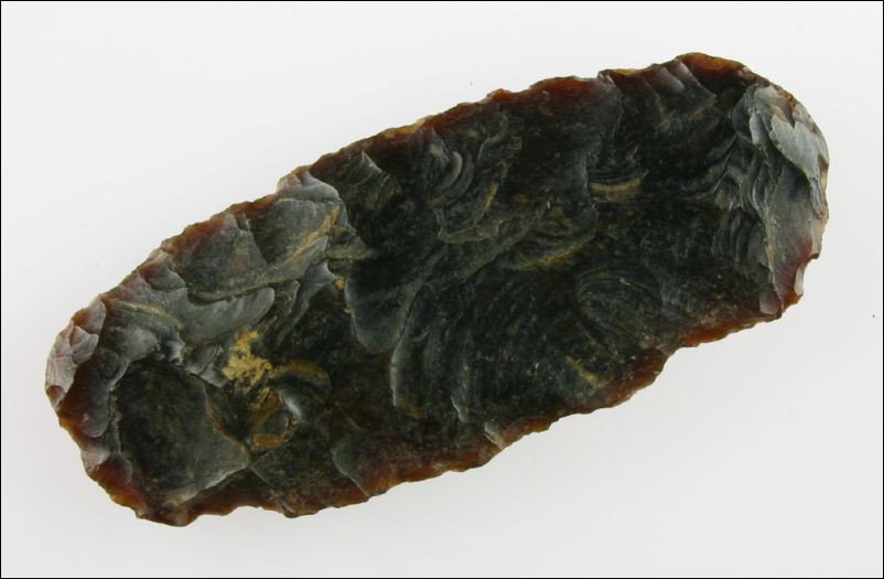 Outstanding 3 5/8" Knife River Side Knife: Great example of the type. Glossy Root Beer color Knife River Flint with translucency from Mountrail Co., North Dakota.