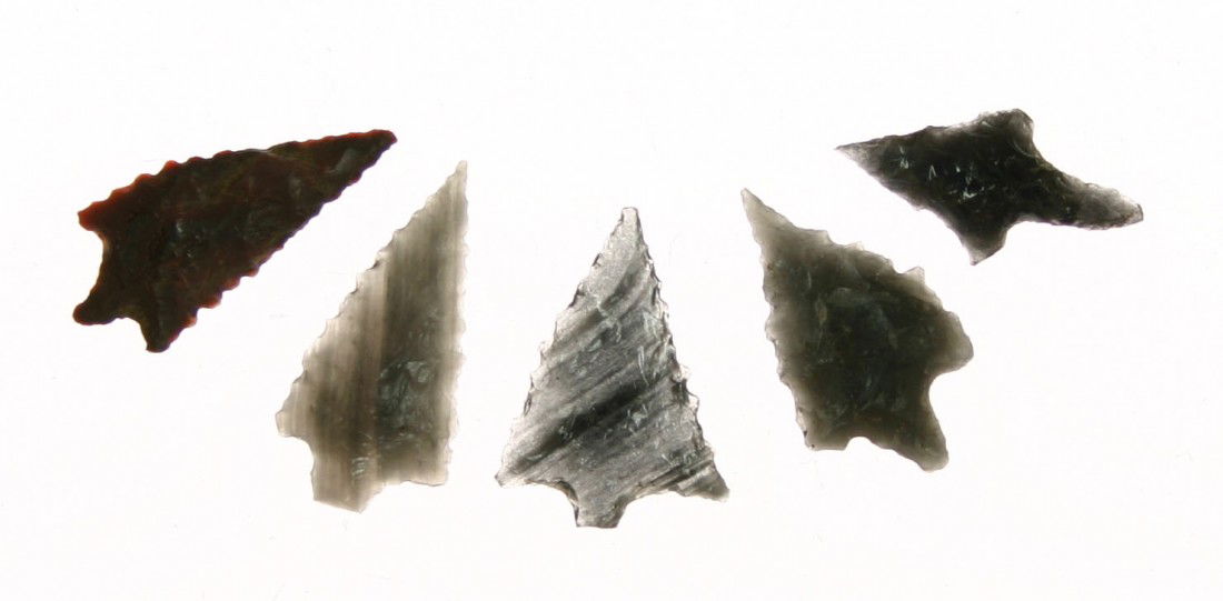5 World Class Pin Stemmed Oregon Darts: Superb examples most with micro serrations. 1 Jasper, 4 Obsidian. All Obsidians highly translucent. Biggest 3/4". All found in Lake Co., Oregon. Pieces like this typically fetch $50. a piece.