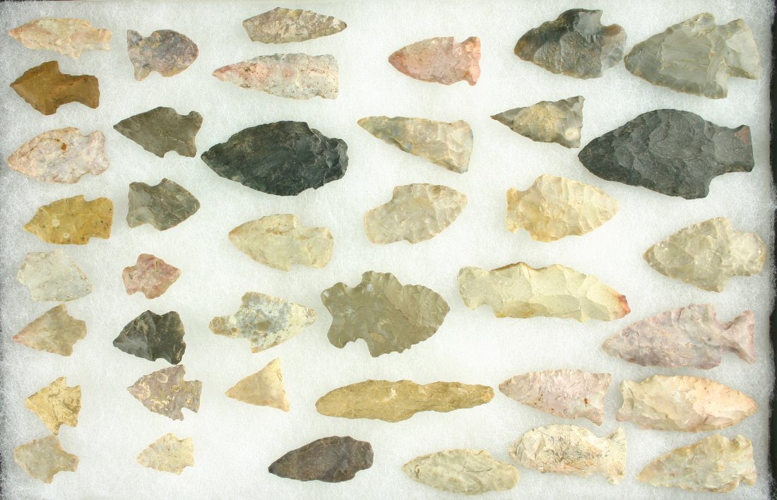 Dealer Lot - 40 Nice Kentucky & Ohio Arrowheads: Some are excellent. All basically intact. A really nice serrated corner notch and beaver lake for example. Biggest is 2 3/4". Ex- Butch Clark Collection