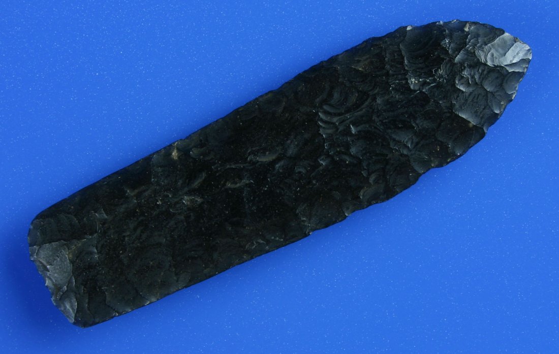094: 3 7/16" Agate Basin - Rogers COA: Jet black 'Ice' Obsidian with lots of translucency. Excellent early flaking, classic for the type. Heavily ground about 75% of the lateral edges toward the tip. Found in Northern California. Rogers CO
