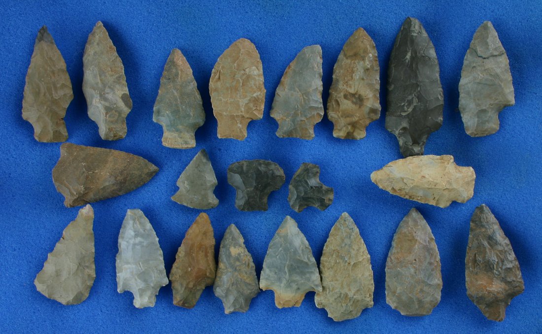 21 Assorted Midwestern Arrowheads: 2 hafted scrapers. Mostly Tennessee and Kentucky Adenas and Hopewells.