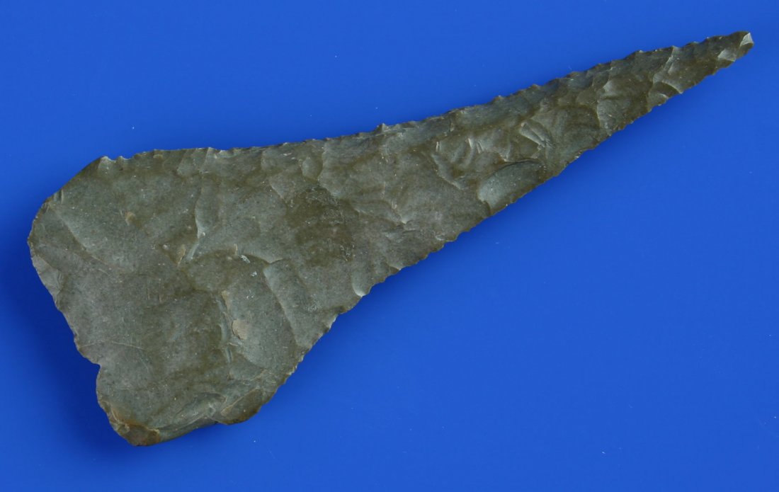 Great 4 3/8" Cobbs - Davis G-9 COA: Beautiful piece in high quality material. Gun metal gray Hornstone with a white splotch on the blade. Exhibits masterful flaking and great thinness. Found in Boyle Co., Kentucky. Davis G-9 COA.