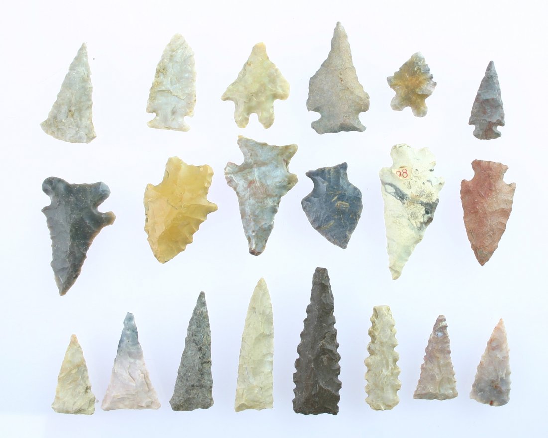 20 Excellent Small Arrowheads from Kentucky: Various types. Fort Ancient, Madison triangles, Feurt types. Bifurcates. Pinetree, etc. Various materials. Extra nice grouping with some really fine pieces. All Ex- Dr. Joe Daugherty Collection of Fay