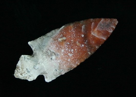 1" Klickitat Dagger - Ex- Hardie: Outstanding example. Colorful white and maroon chert with nice translucency. Found in the Columbia River area. Ex- Daryl Baker - 'Oregon Territory Collection'. Also, Ex-Tony Hardie.