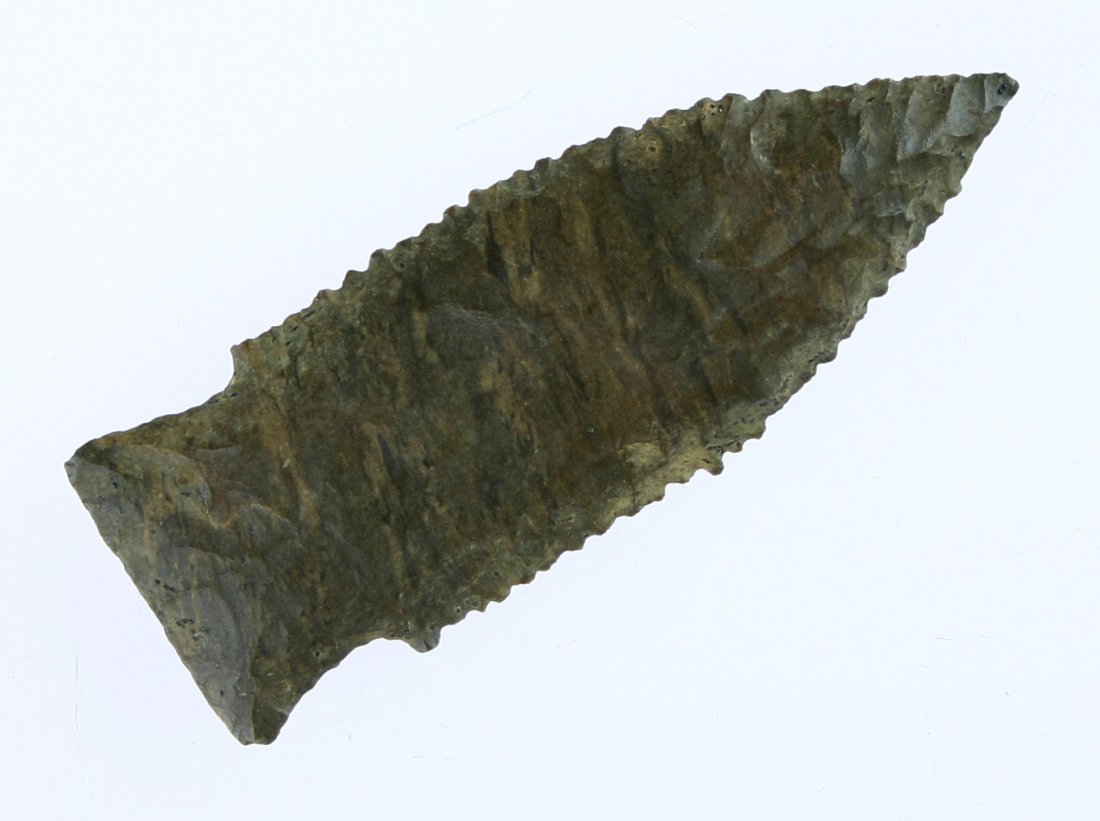 2 3/4" Harpeth River - Davis G-10 COA: Good as they get. Classic Dover Chert with awesome serrations and a needle tip. Found in benton Co., Tennessee. Old collector #T-155. Davis G-10 COA.